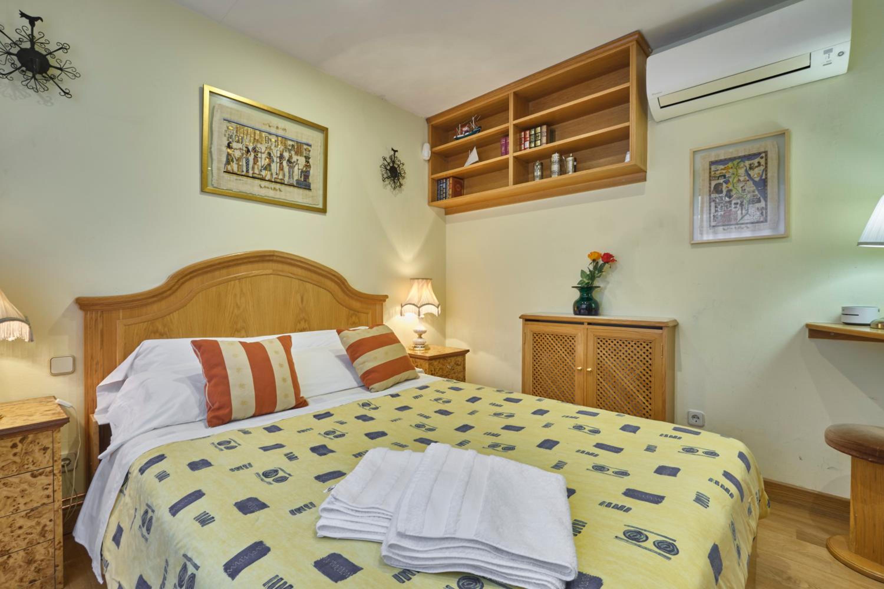 Apartment with Terrace - Photo 2