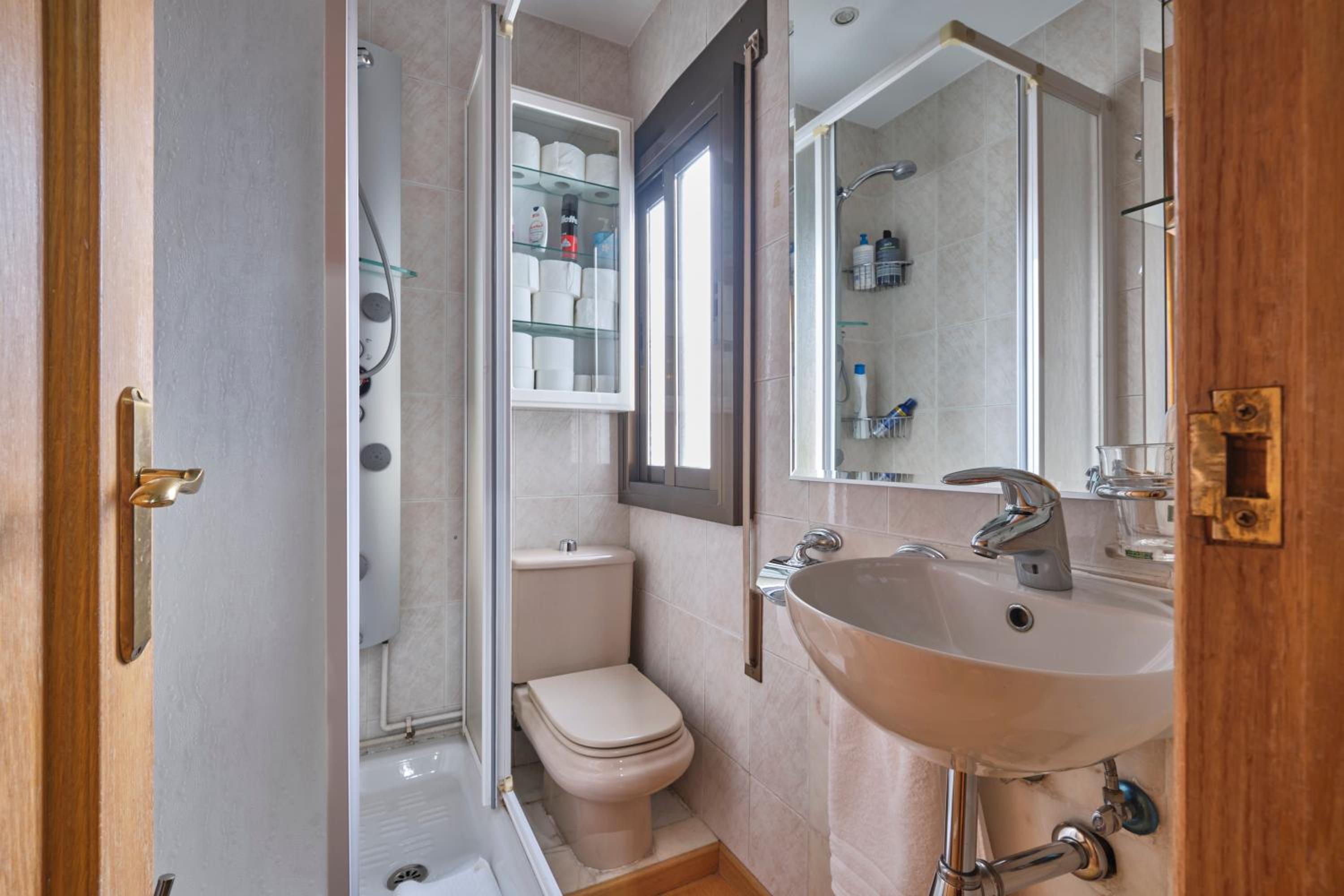 Apartment with Terrace - Photo 15