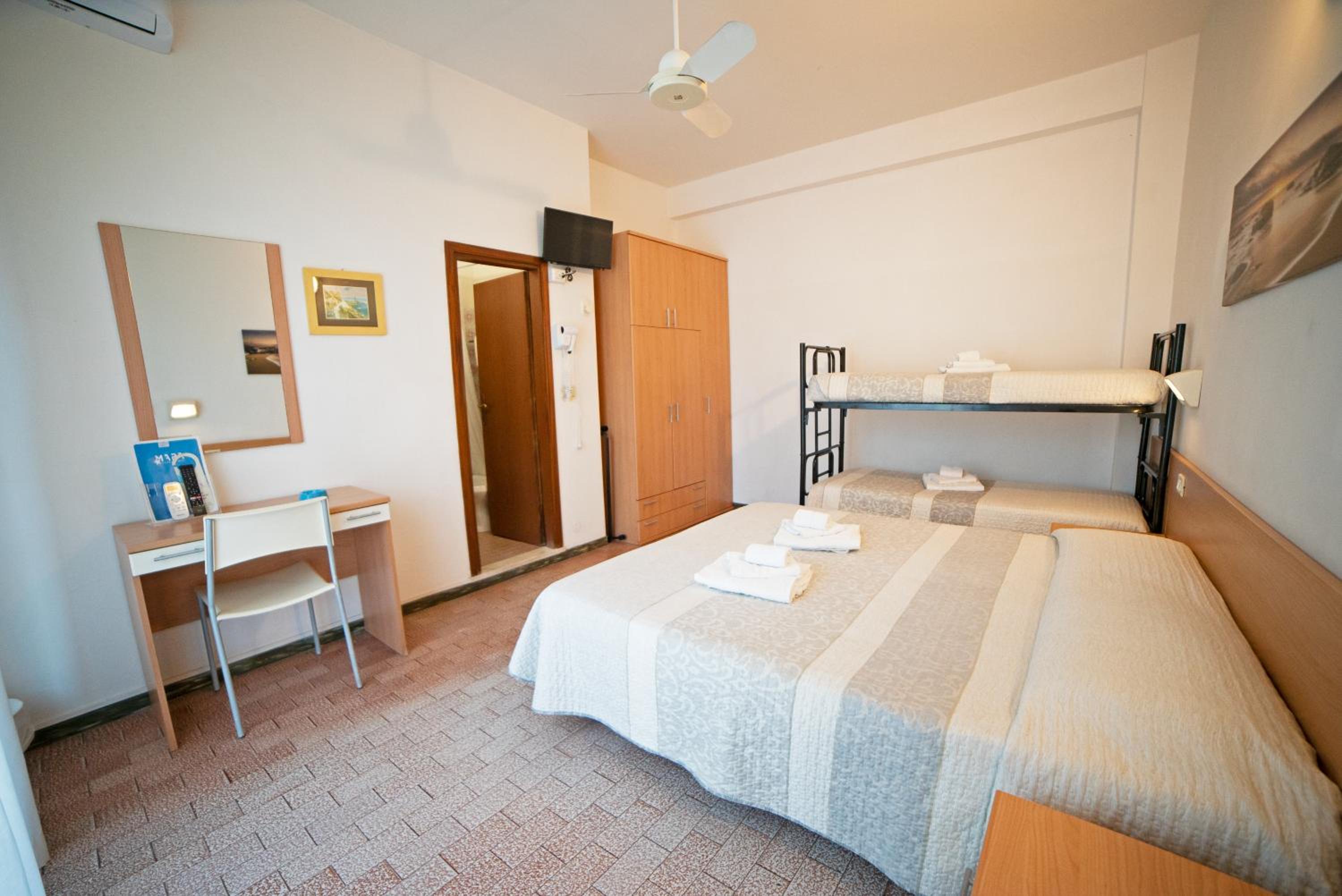 Triple Room with Balcony - Photo 3