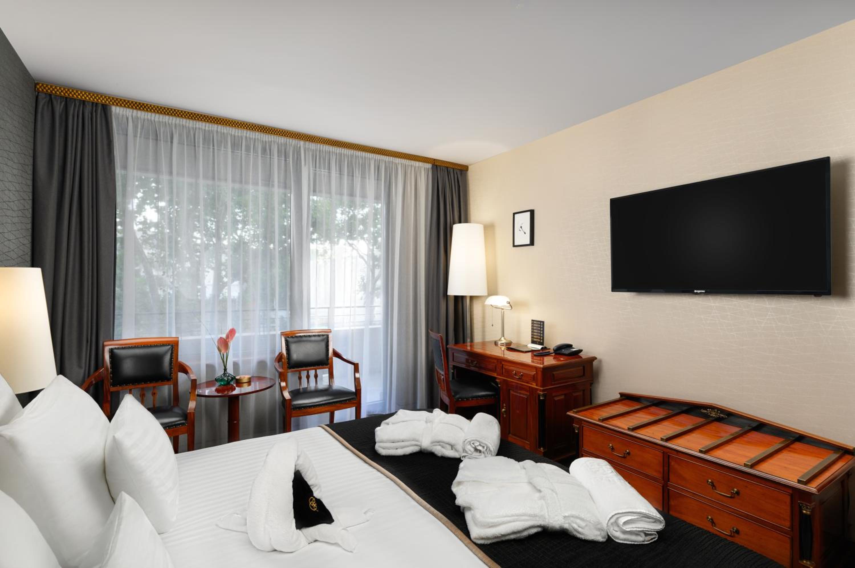 Deluxe Double Room with Balcony photo 3