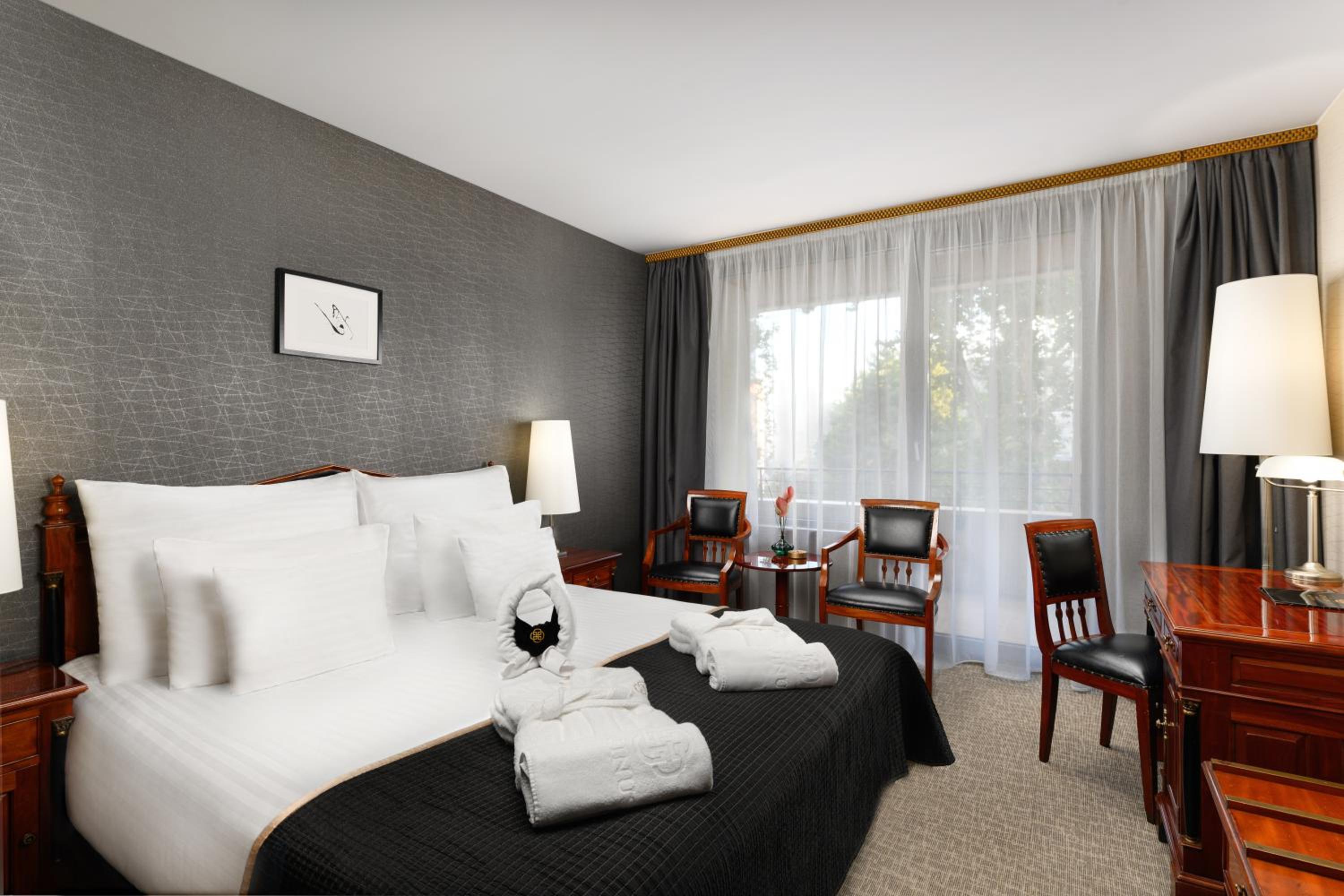 Deluxe Double Room with Balcony photo 2