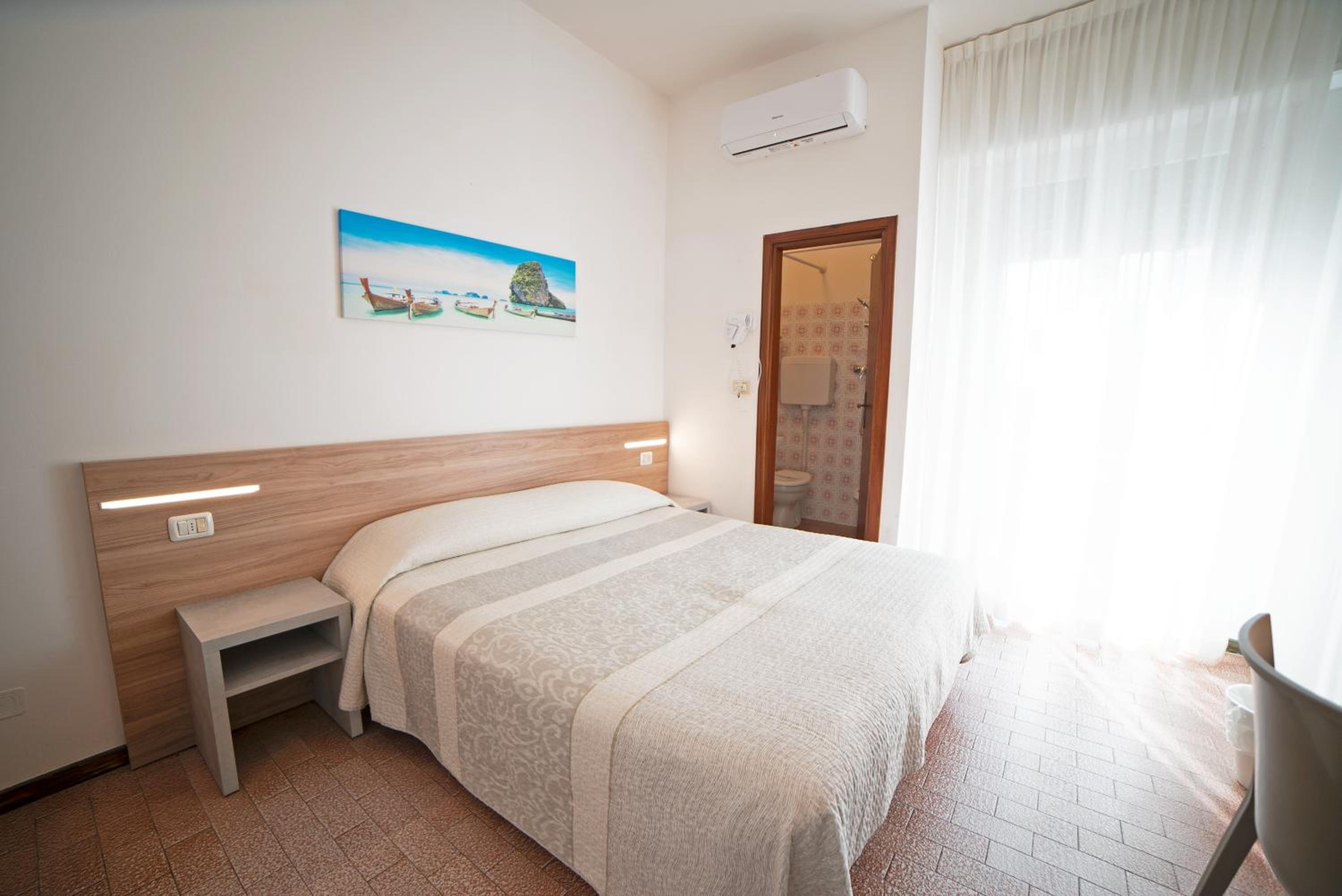 Deluxe Double Room with Balcony - Photo 8