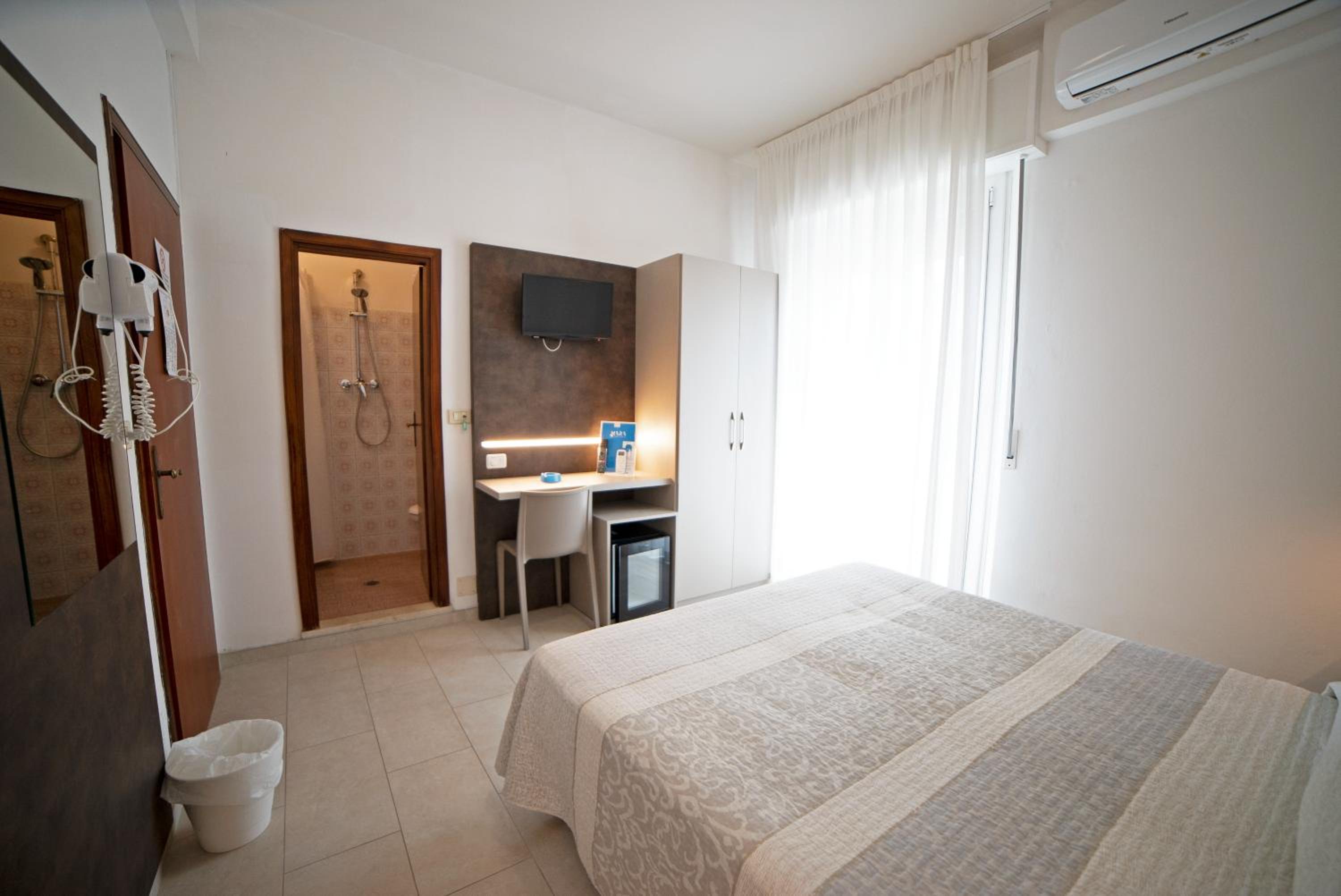 Deluxe Double Room with Balcony - Photo 6