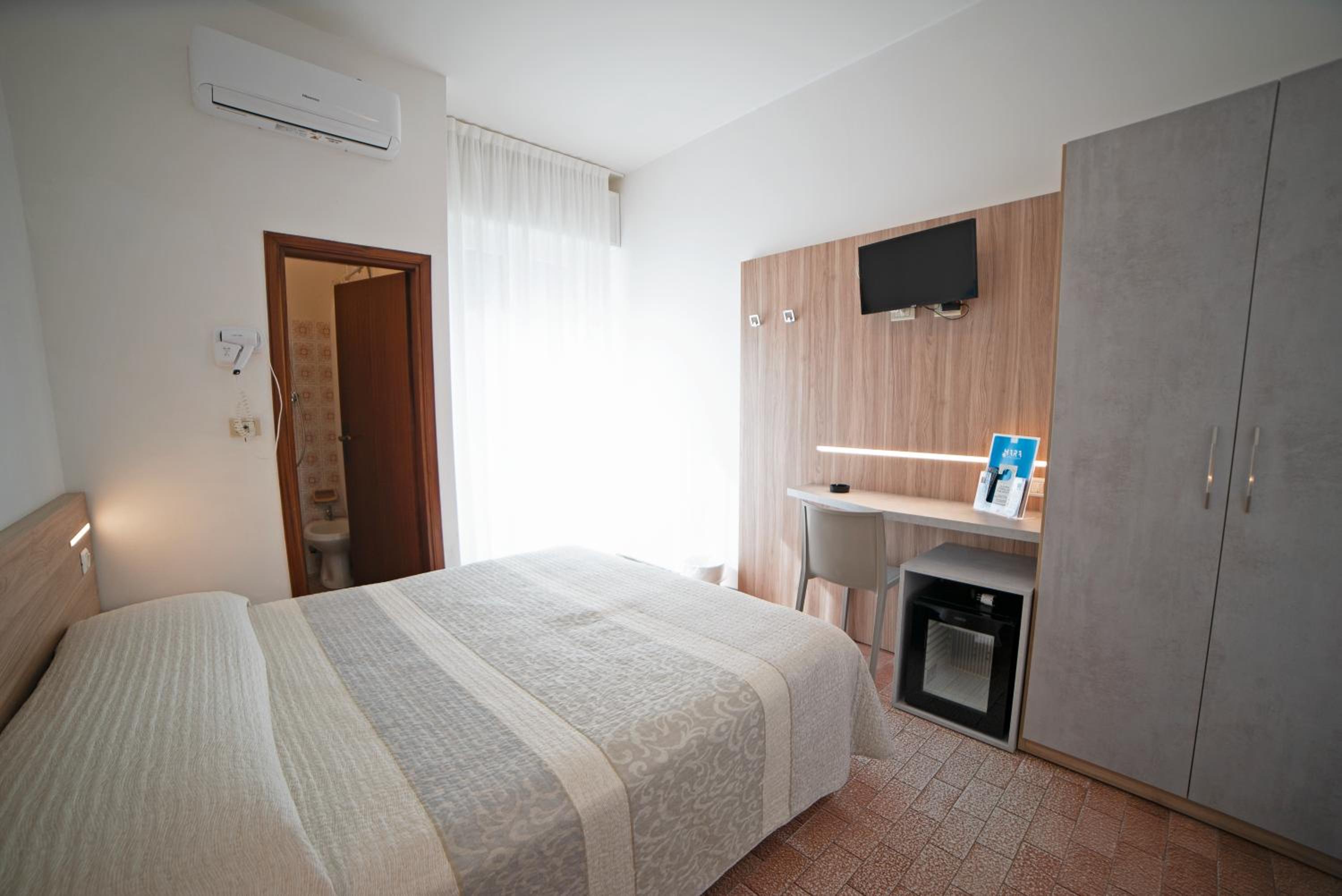 Deluxe Double Room with Balcony - Photo 7