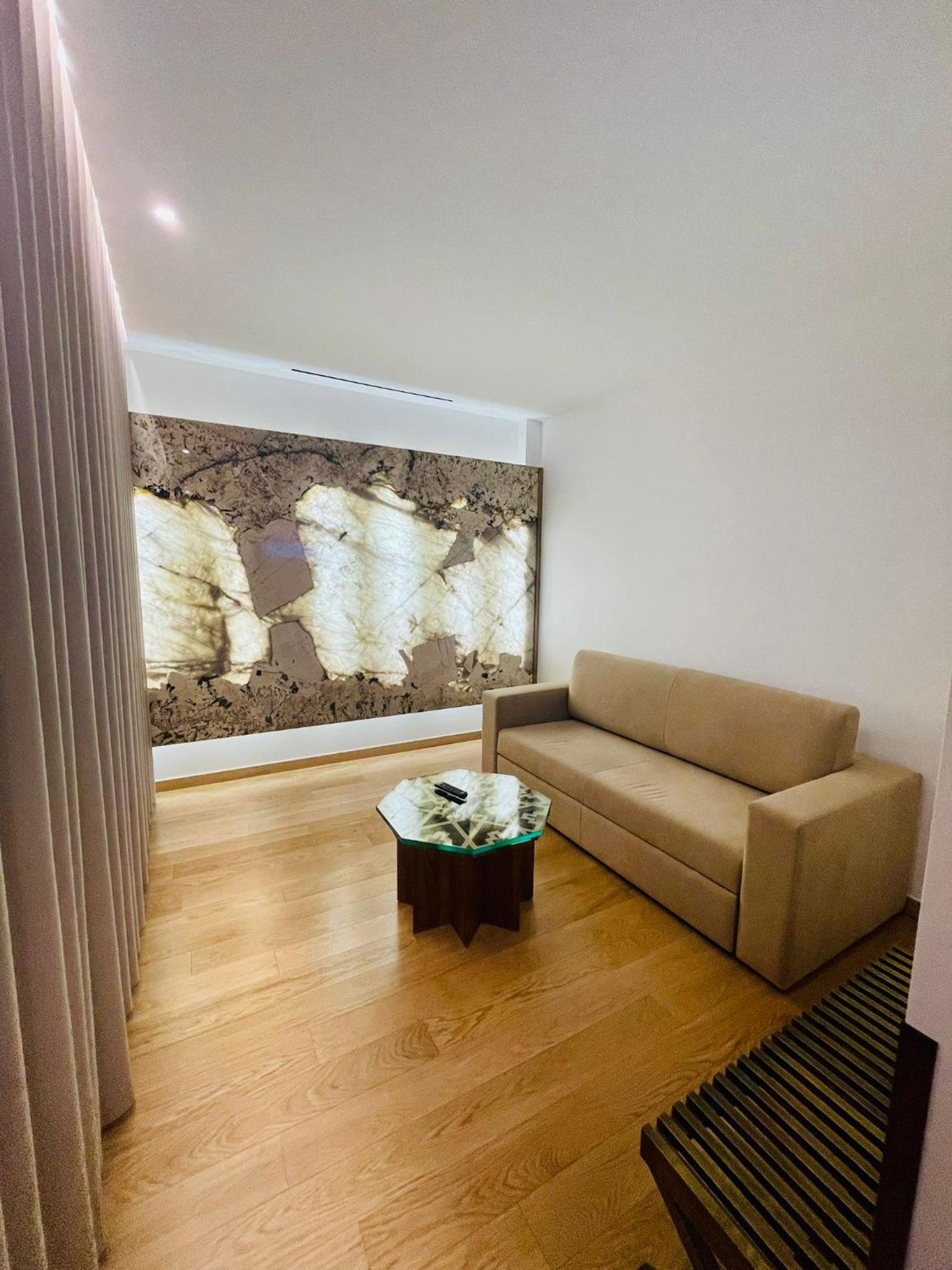 Suite - Photo 1