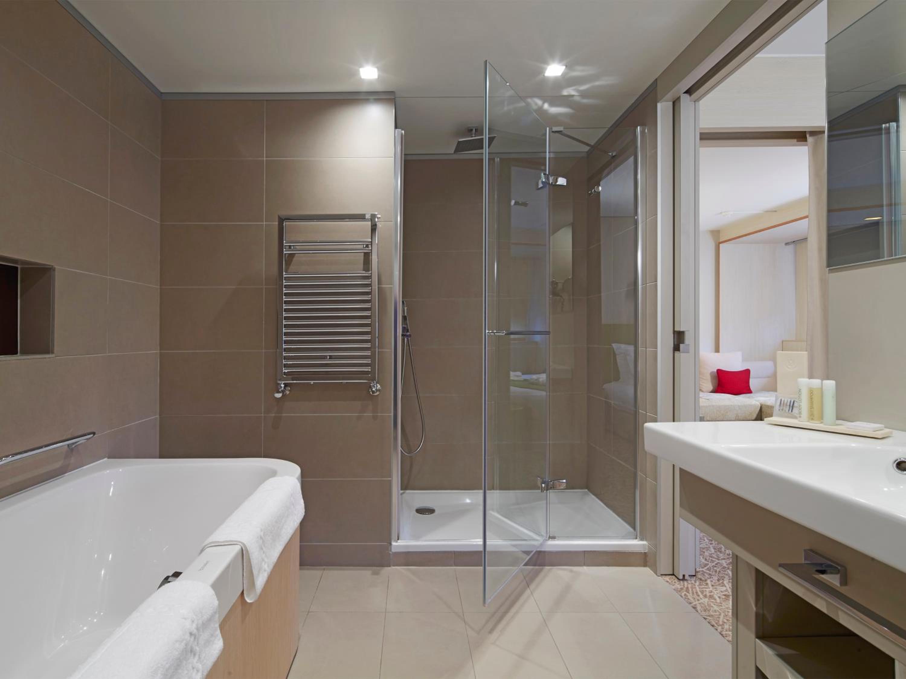 Suite 2 Chambres de 50 M² avec 1 Lit King-Size, 2 Lits Simples, Baignoire et Connexion Wi-Fi Gratuite Suite 2 Chambres de 50 M² avec 1 Lit King-Size, 2 Lits Simples, Baignoire et Connexion Wi-Fi Gratuite
