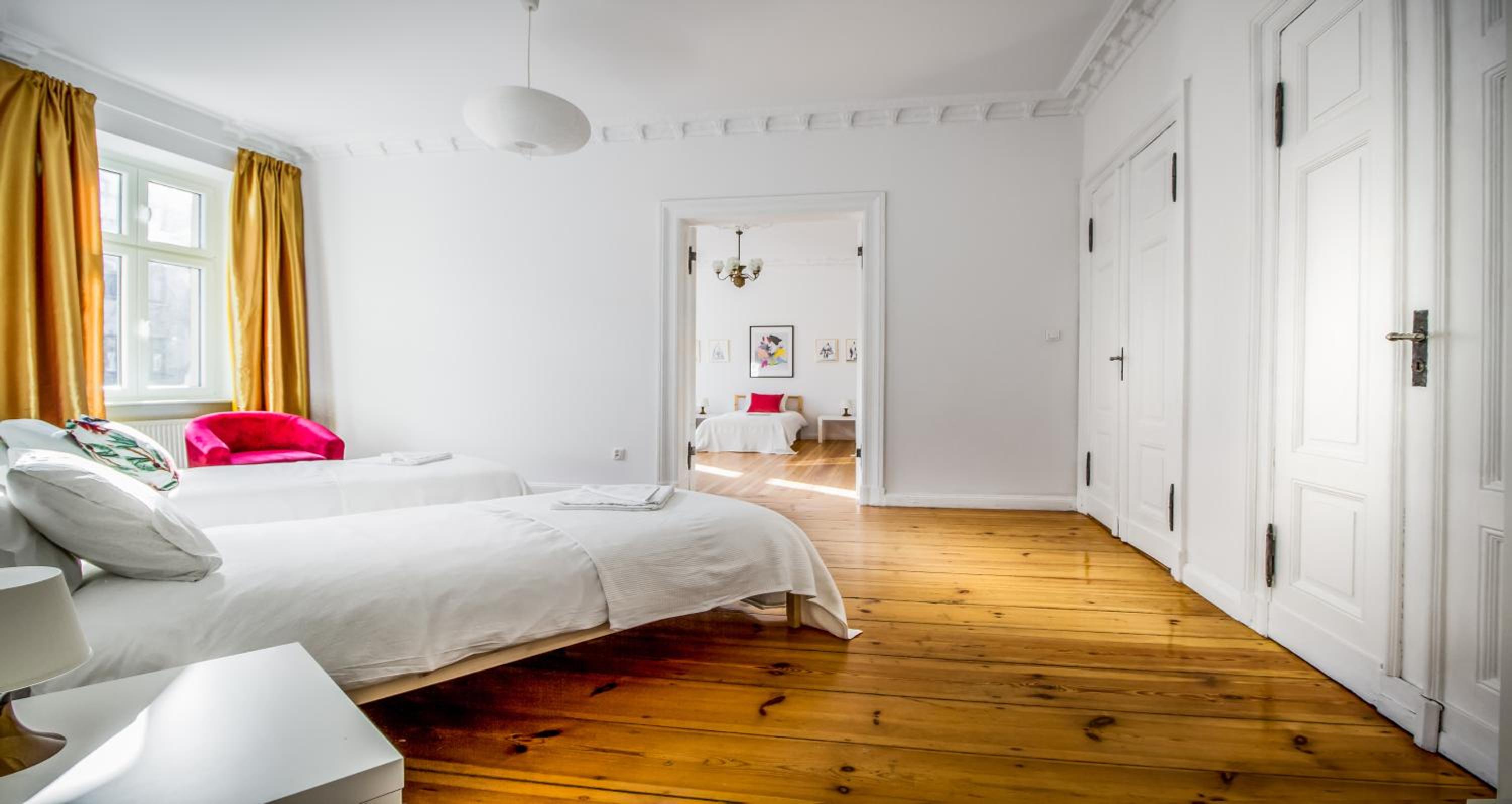 Glam Four-Bedroom Apartment with 2 Bathrooms  and Living Room  - Photo 2