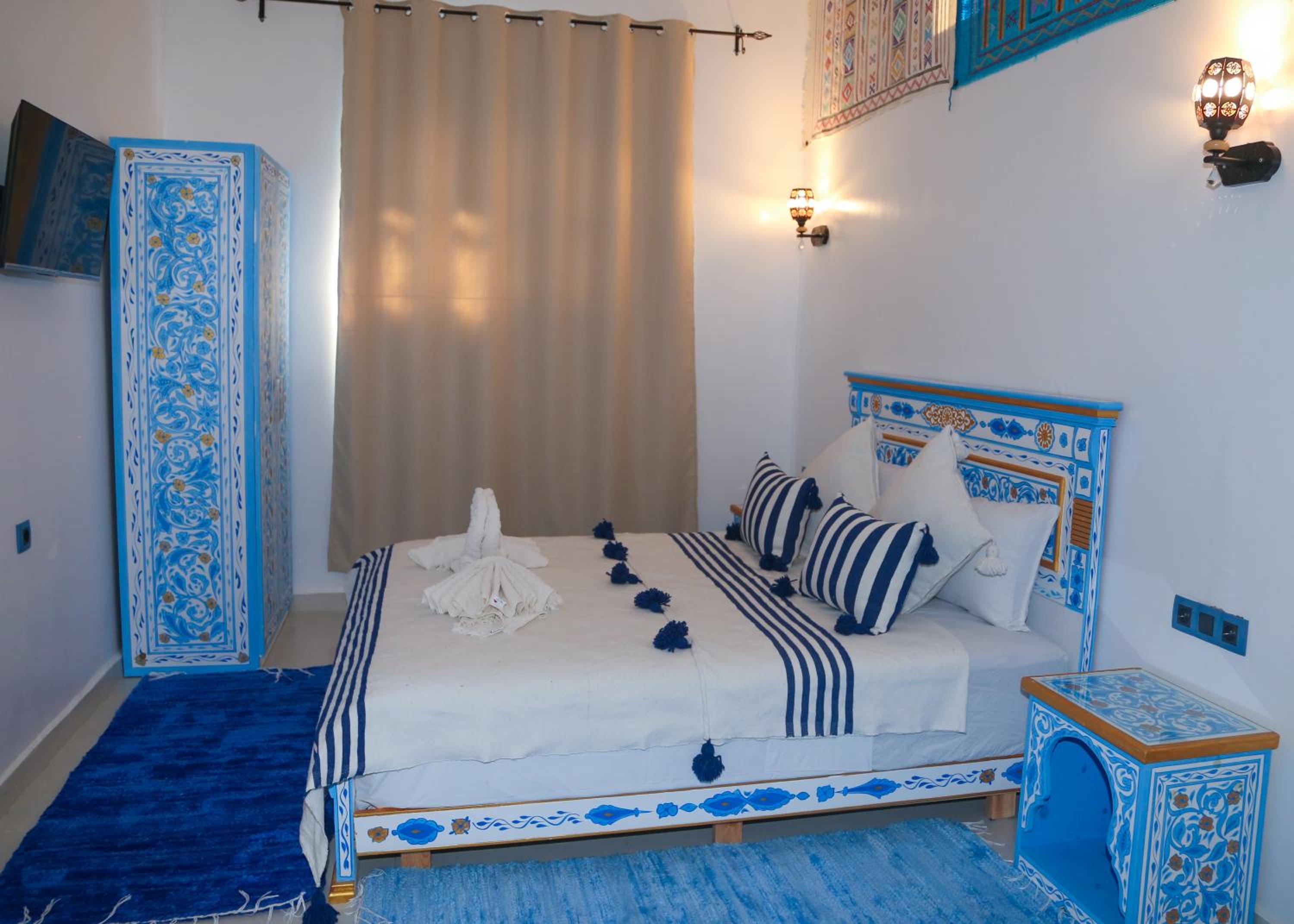 Deluxe King Suite - Photo 8