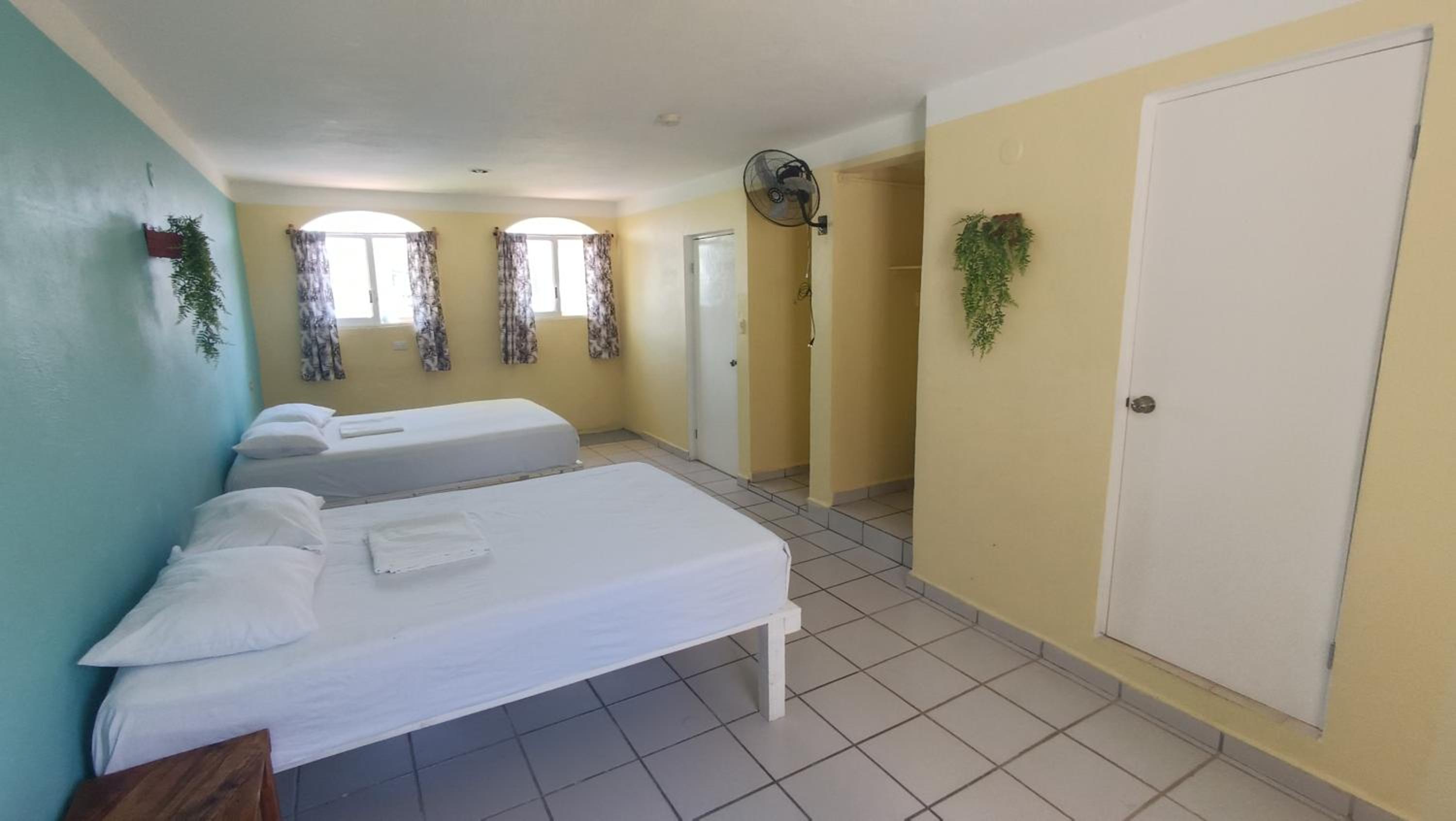 Quadruple Room with Private Bathroom - Photo 4