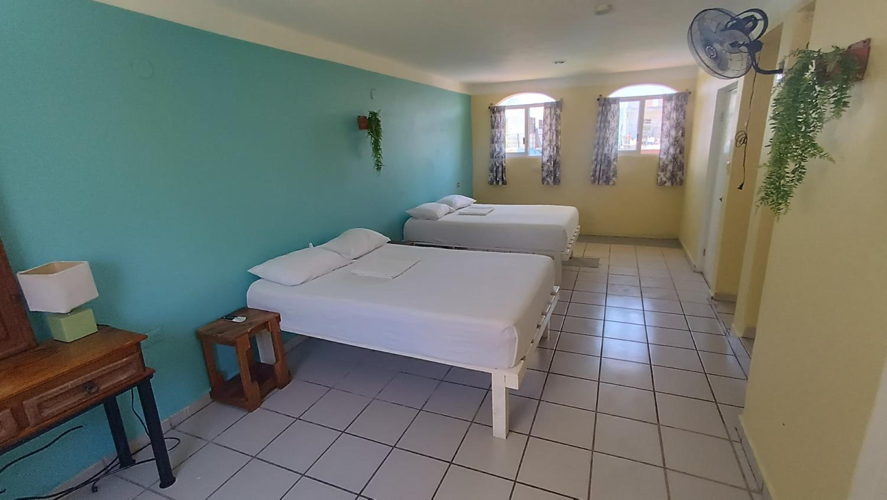 Quadruple Room with Private Bathroom - Photo 3