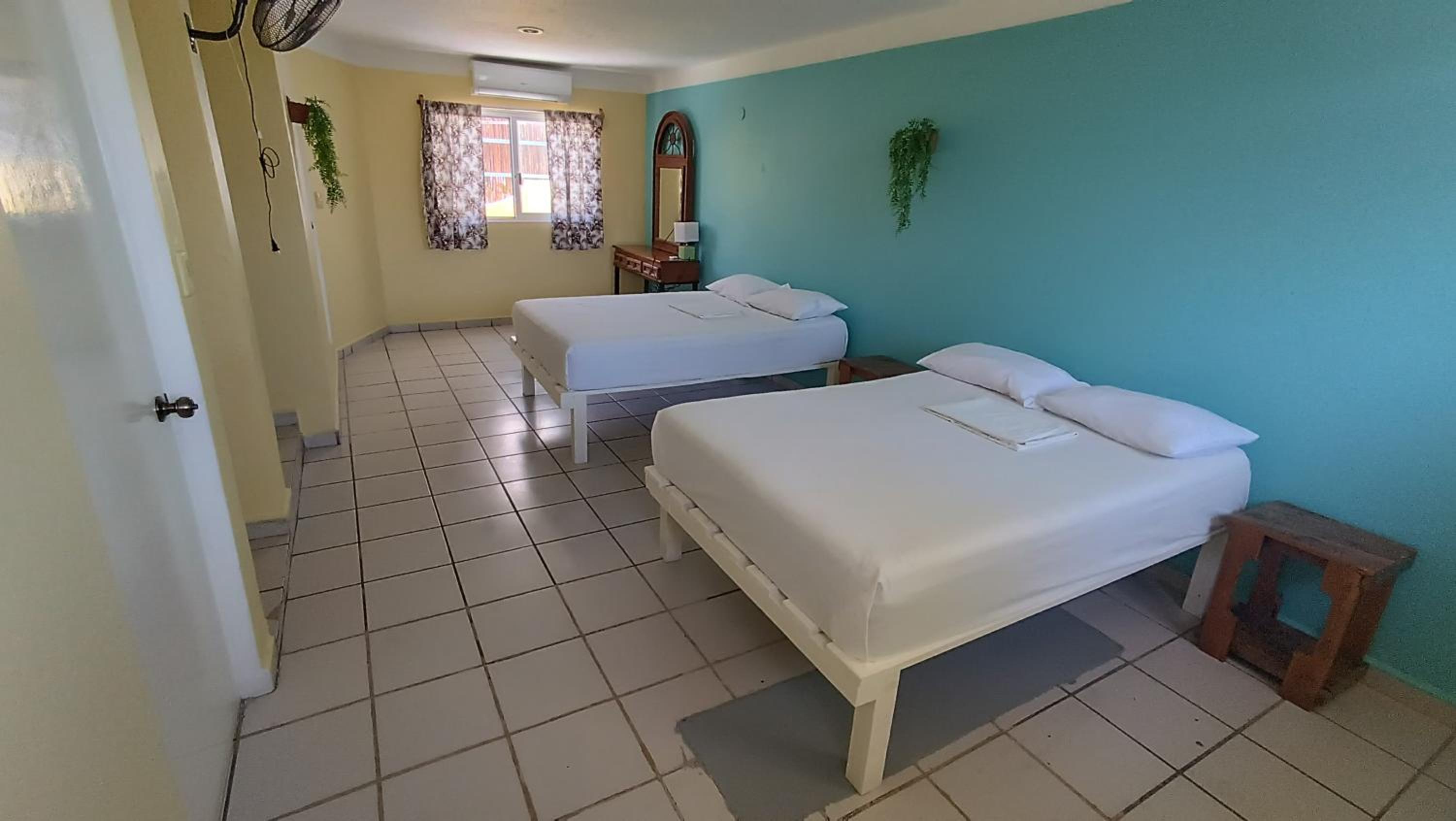 Quadruple Room with Private Bathroom - Photo 2