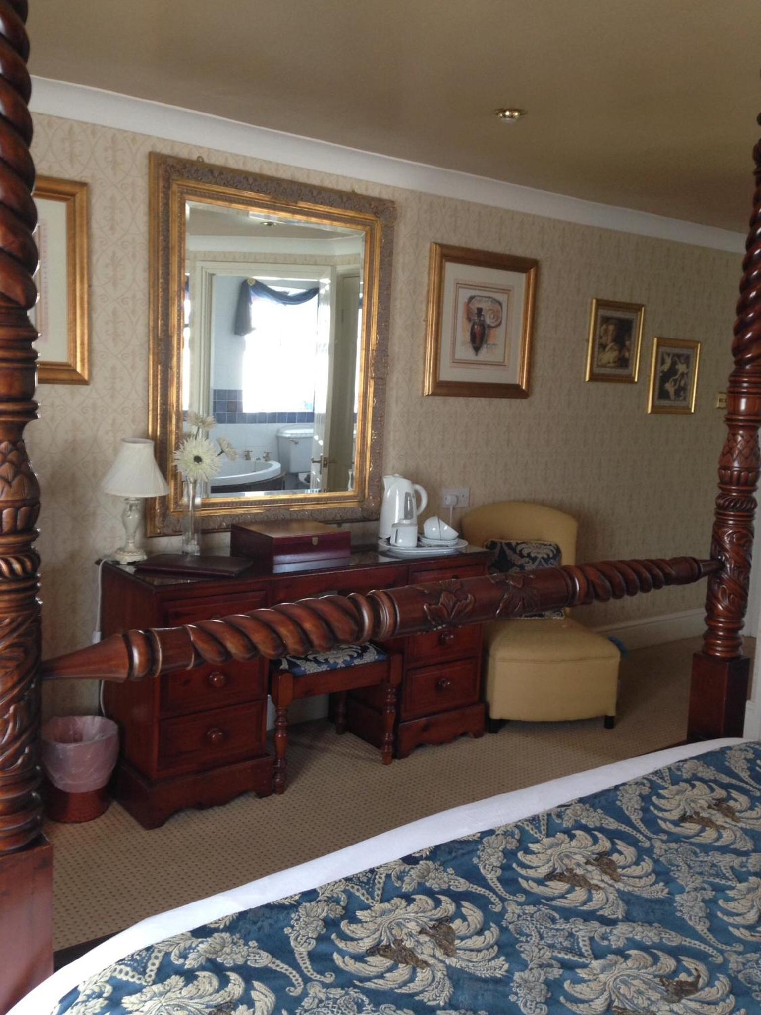 Superior Four-Poster King Room - Photo 5