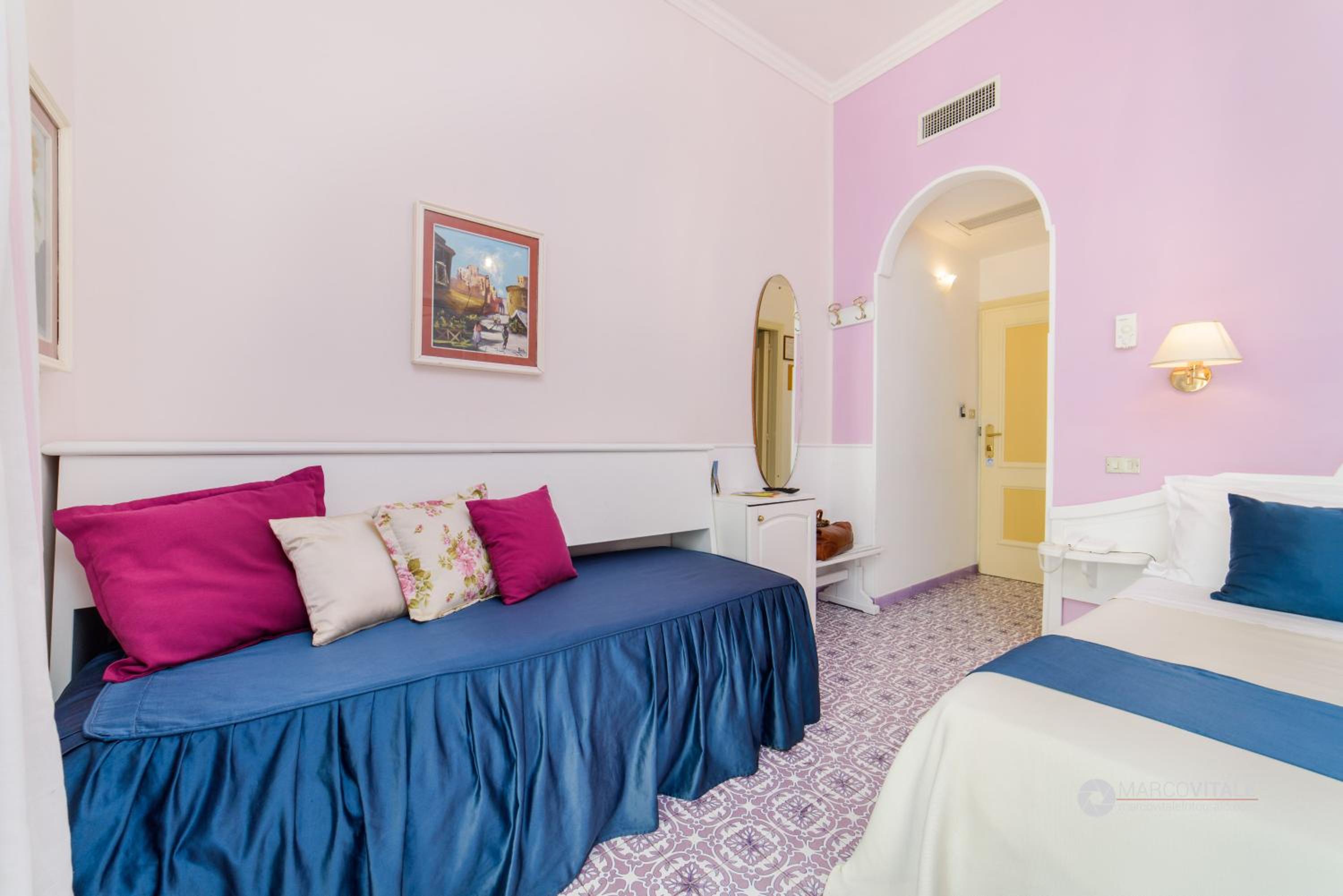 Double or Twin Room with Partial Sea View - Photo 11
