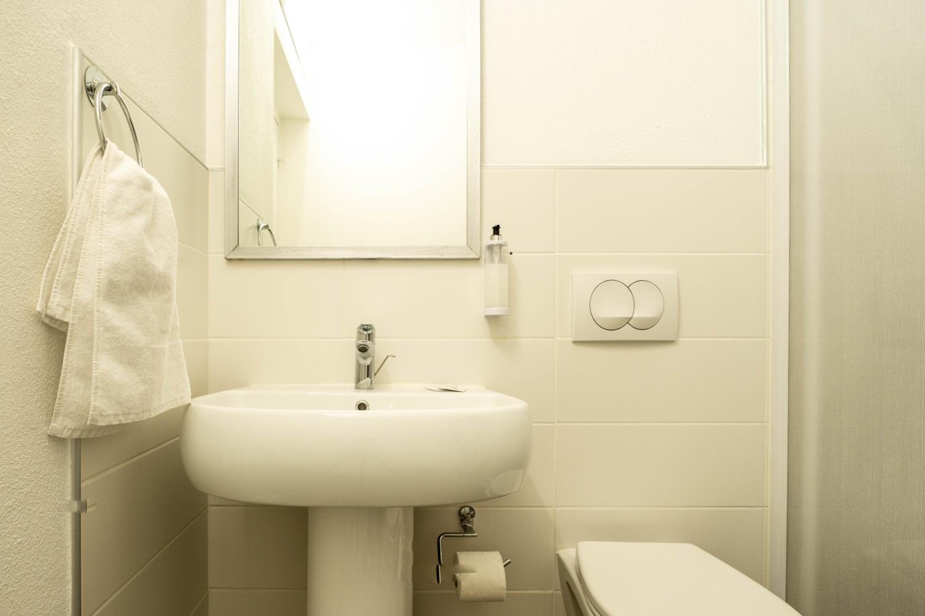 Double Room with Private Bathroom - Photo 12