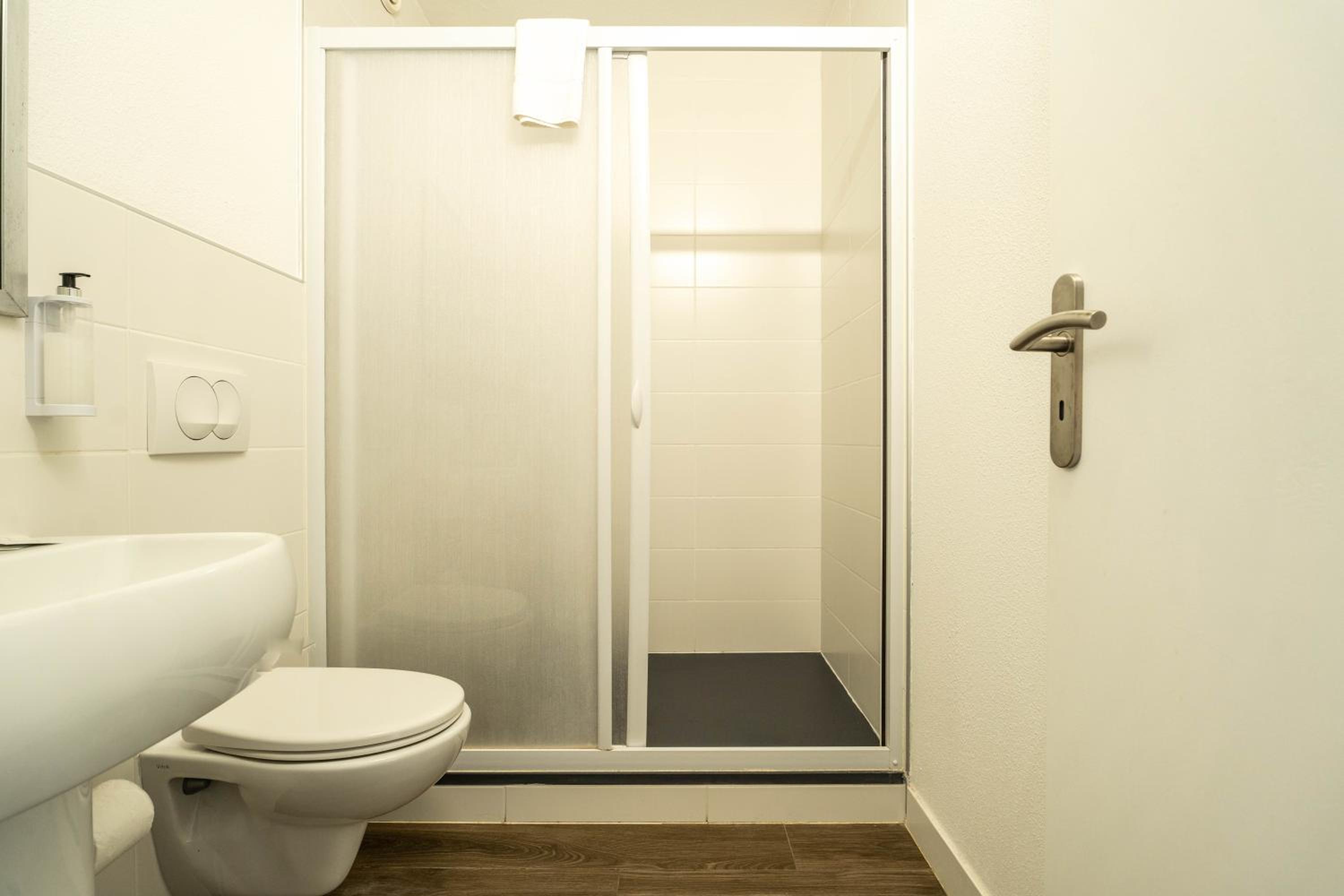 Double Room with Private Bathroom - Photo 11