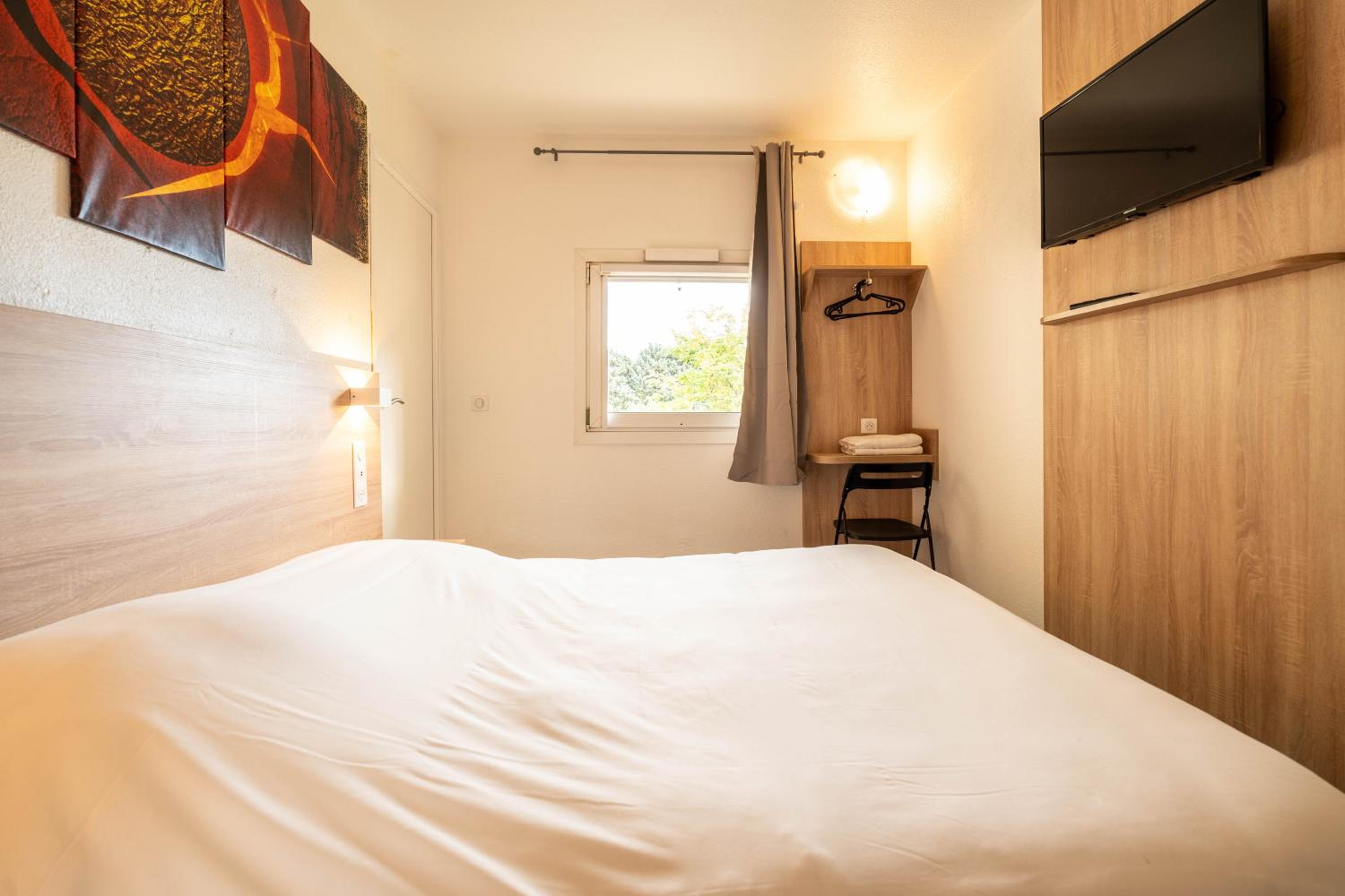 Double Room with Private Bathroom - Photo 10