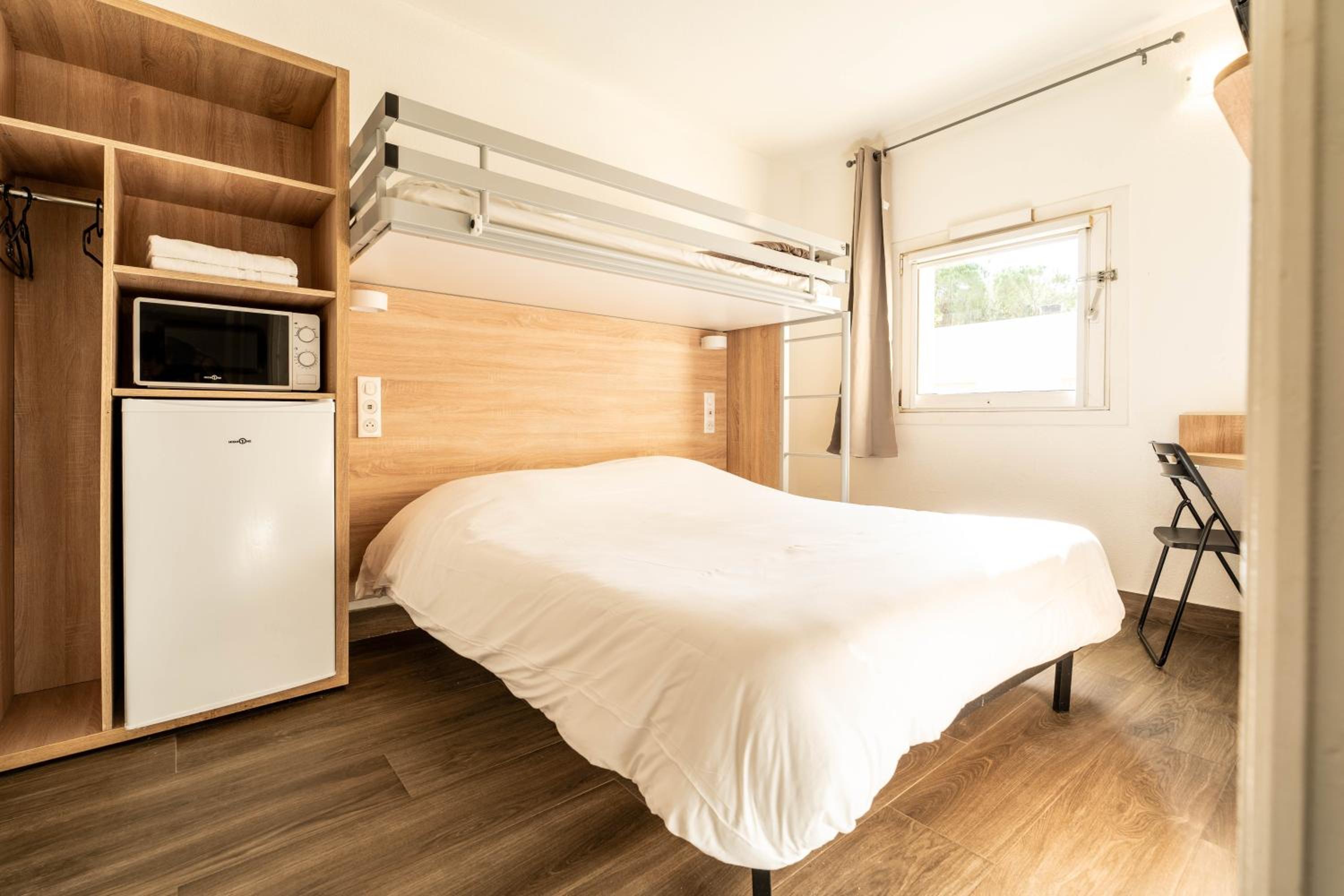 Triple Room with Private Bathroom - Photo 9