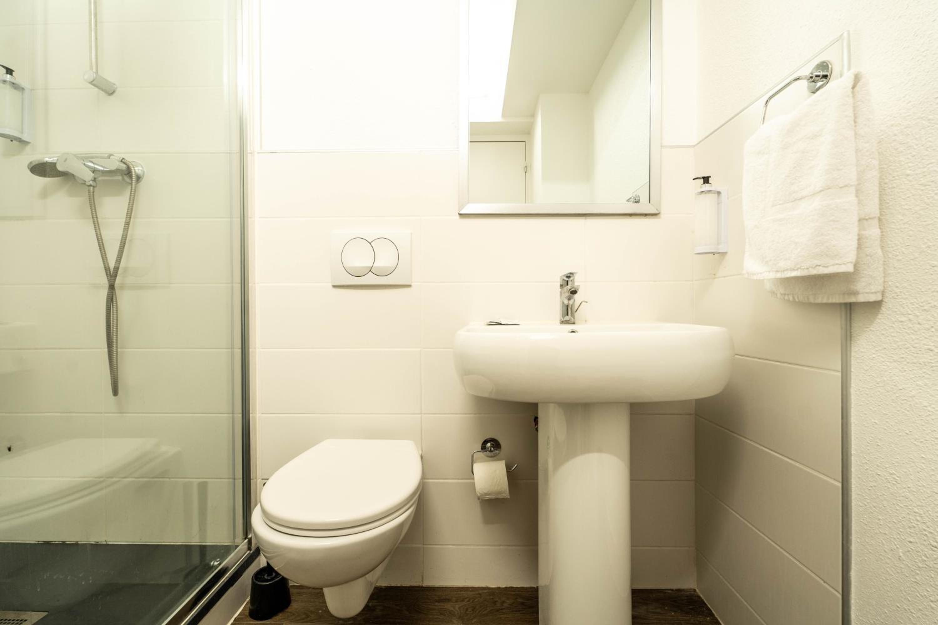 Double Room with Private Bathroom - Photo 9