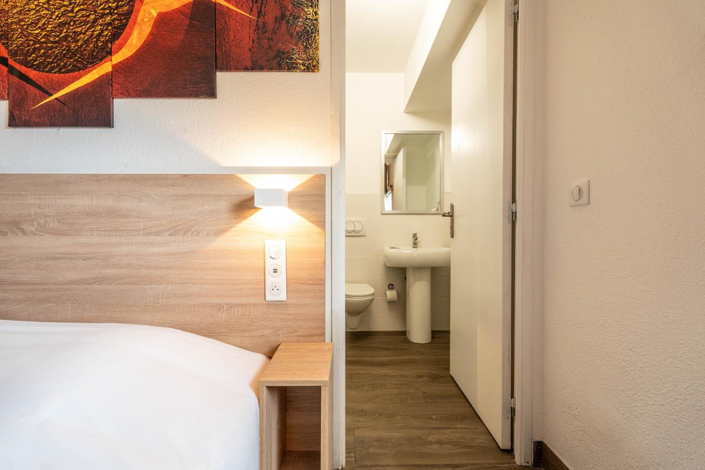 Double Room with Private Bathroom - Photo 3