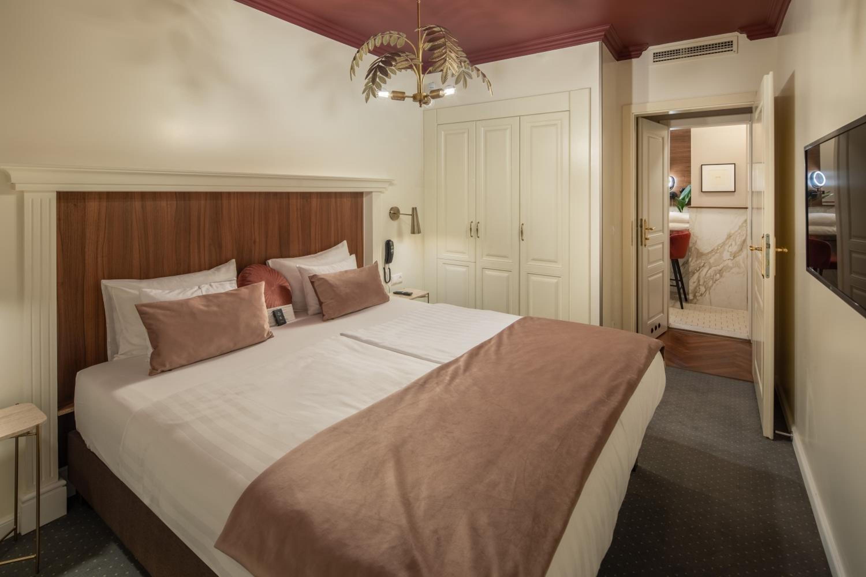 Two Bedroom Family Suite - Photo 16