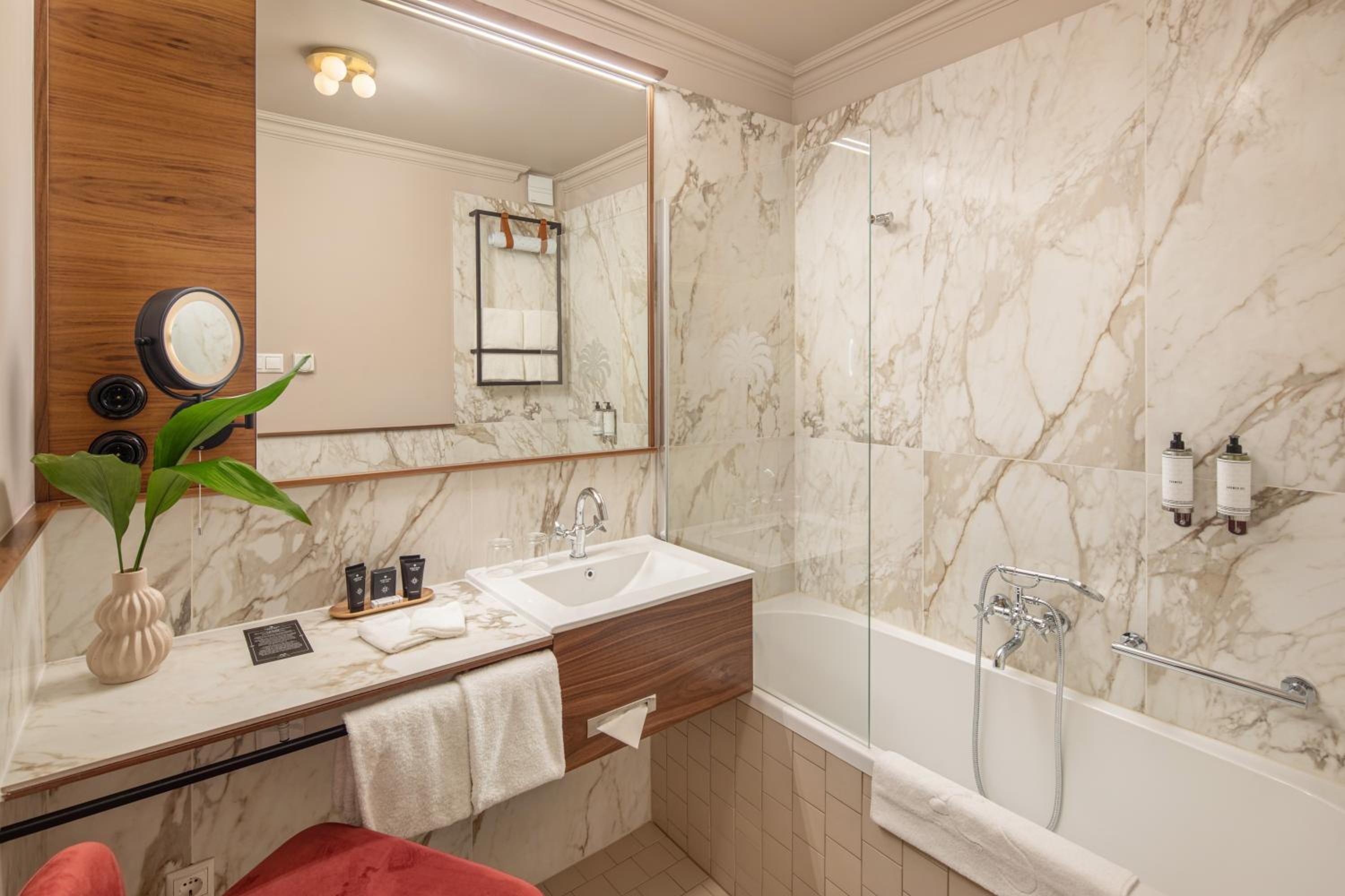 Two Bedroom Family Suite - Photo 9