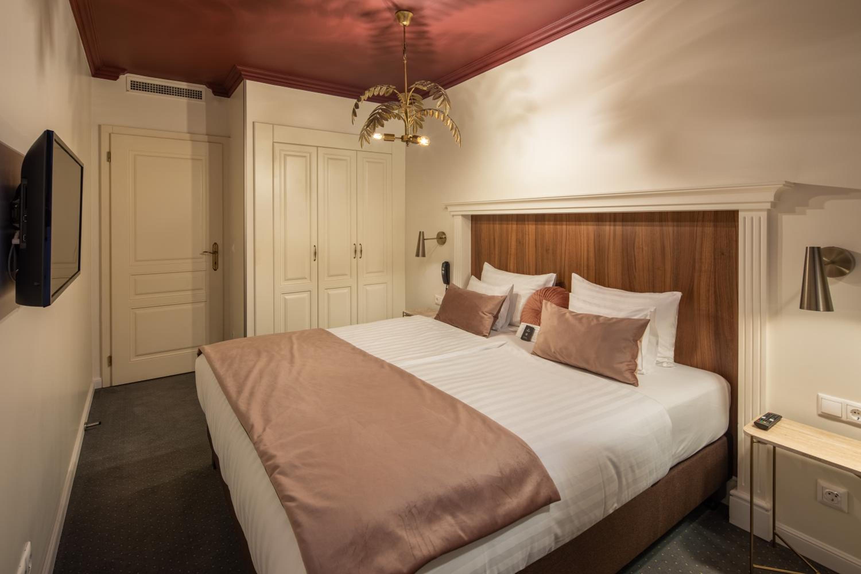Two Bedroom Family Suite - Photo 14