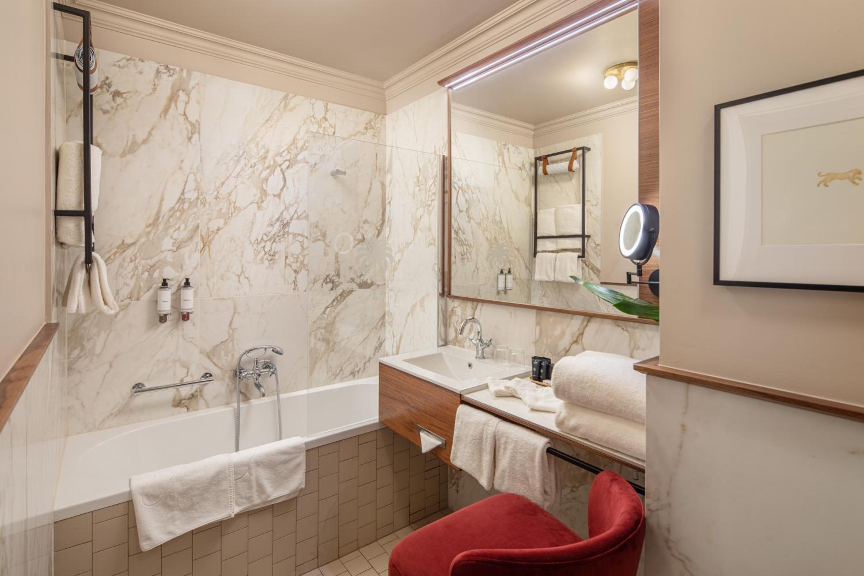 Two Bedroom Family Suite - Photo 4
