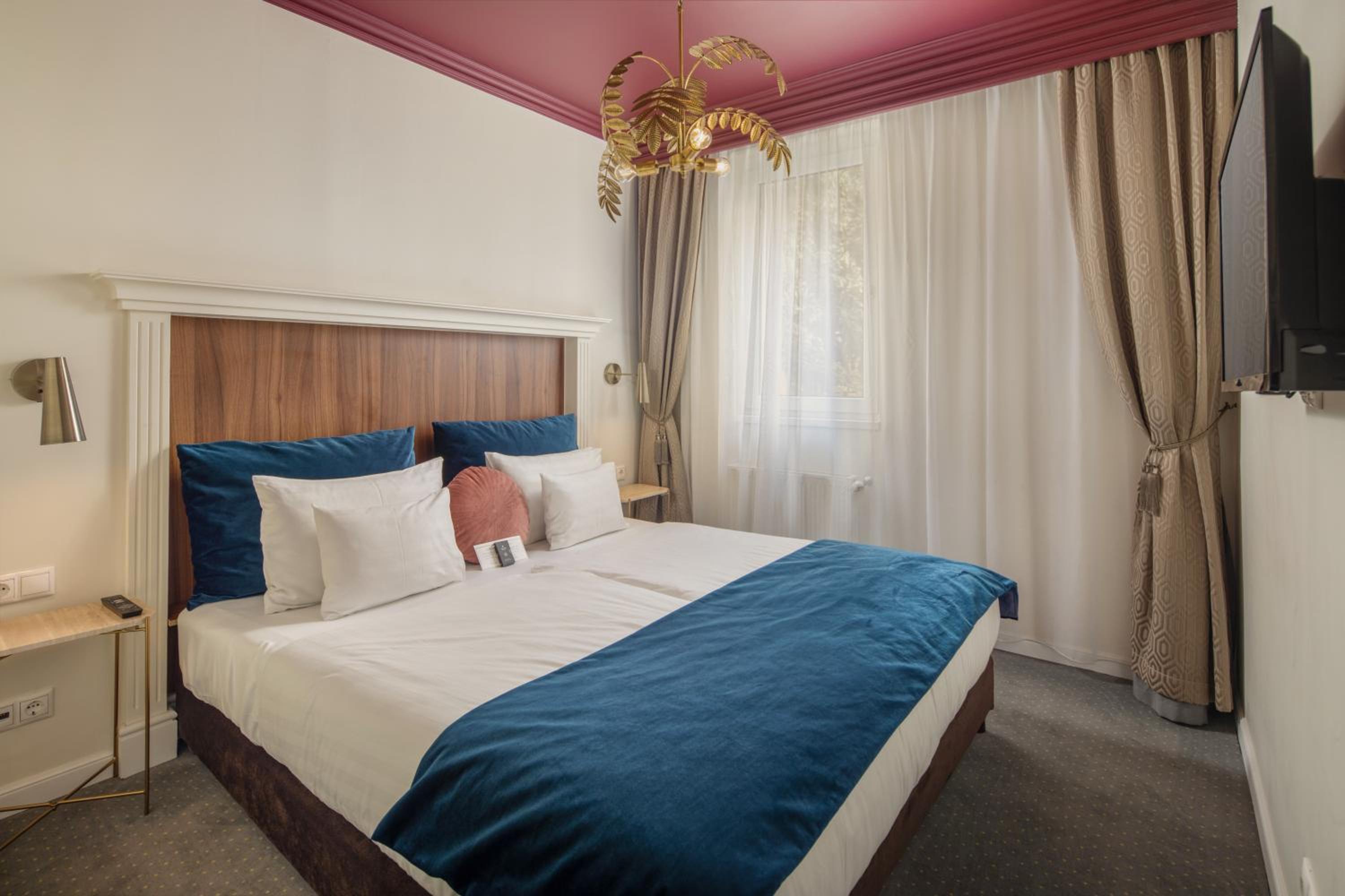 Superior King Suite - Photo 4