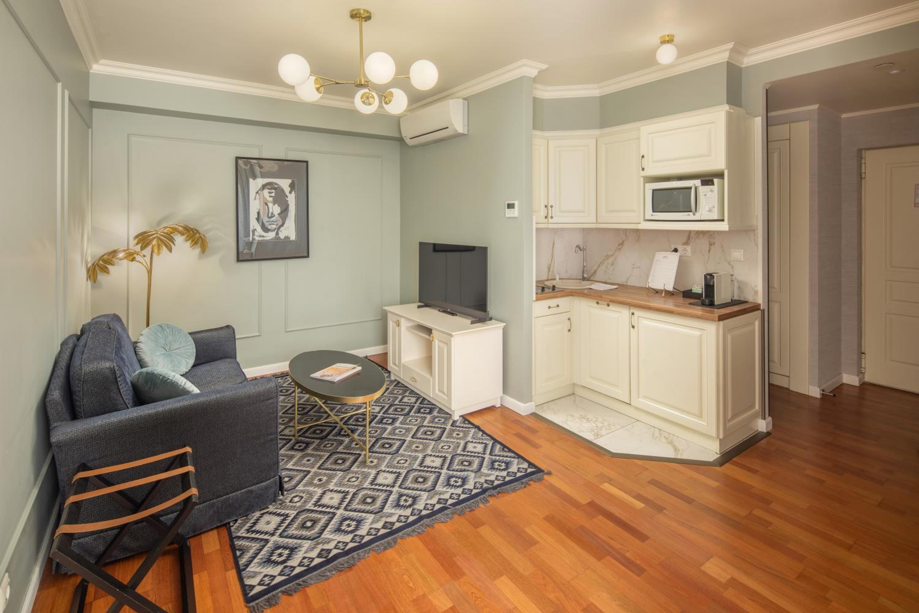 Superior King Suite - Photo 13