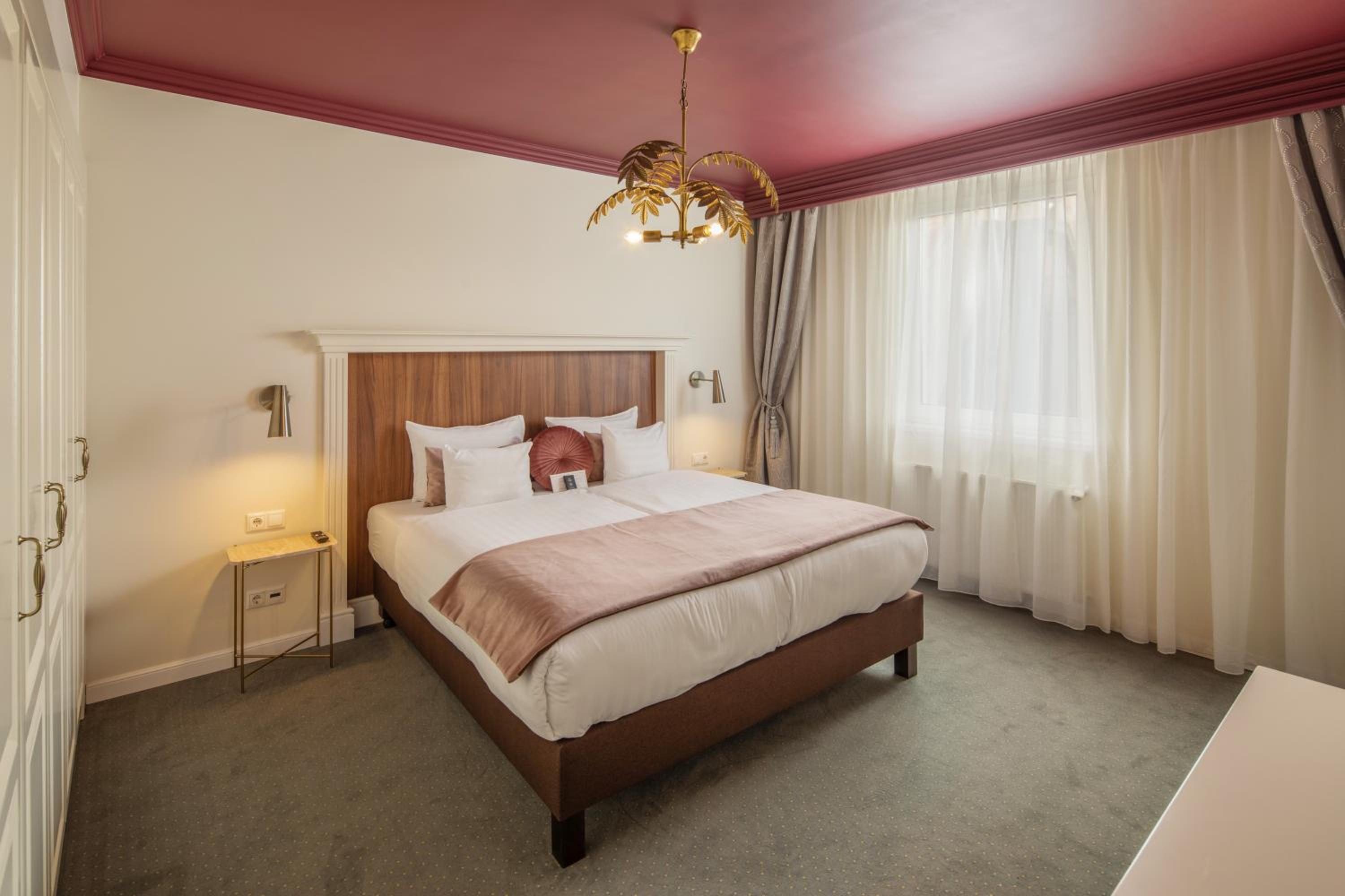 Superior King Suite - Photo 10
