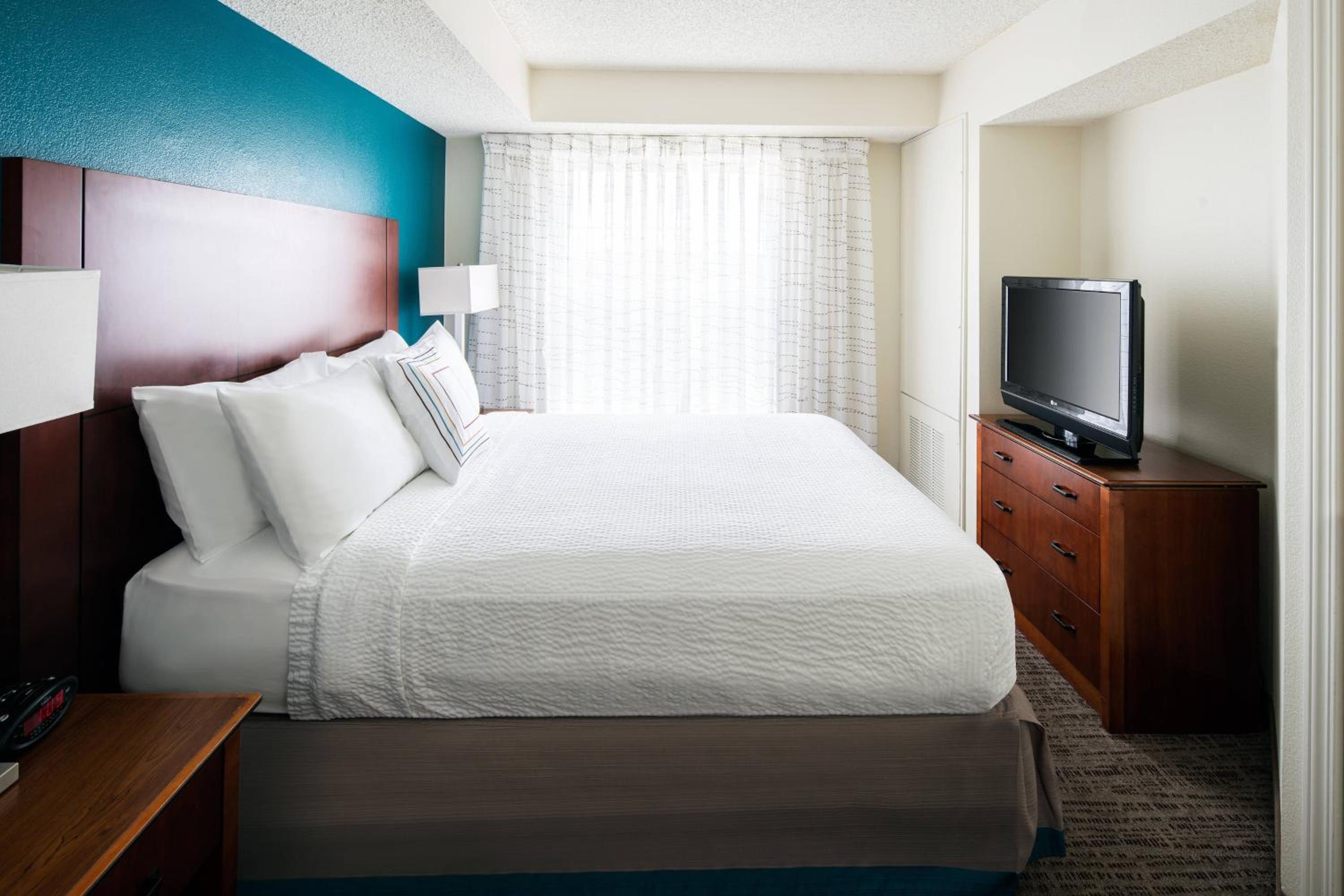 One-Bedroom Queen Suite with Sofa Bed - Photo 2
