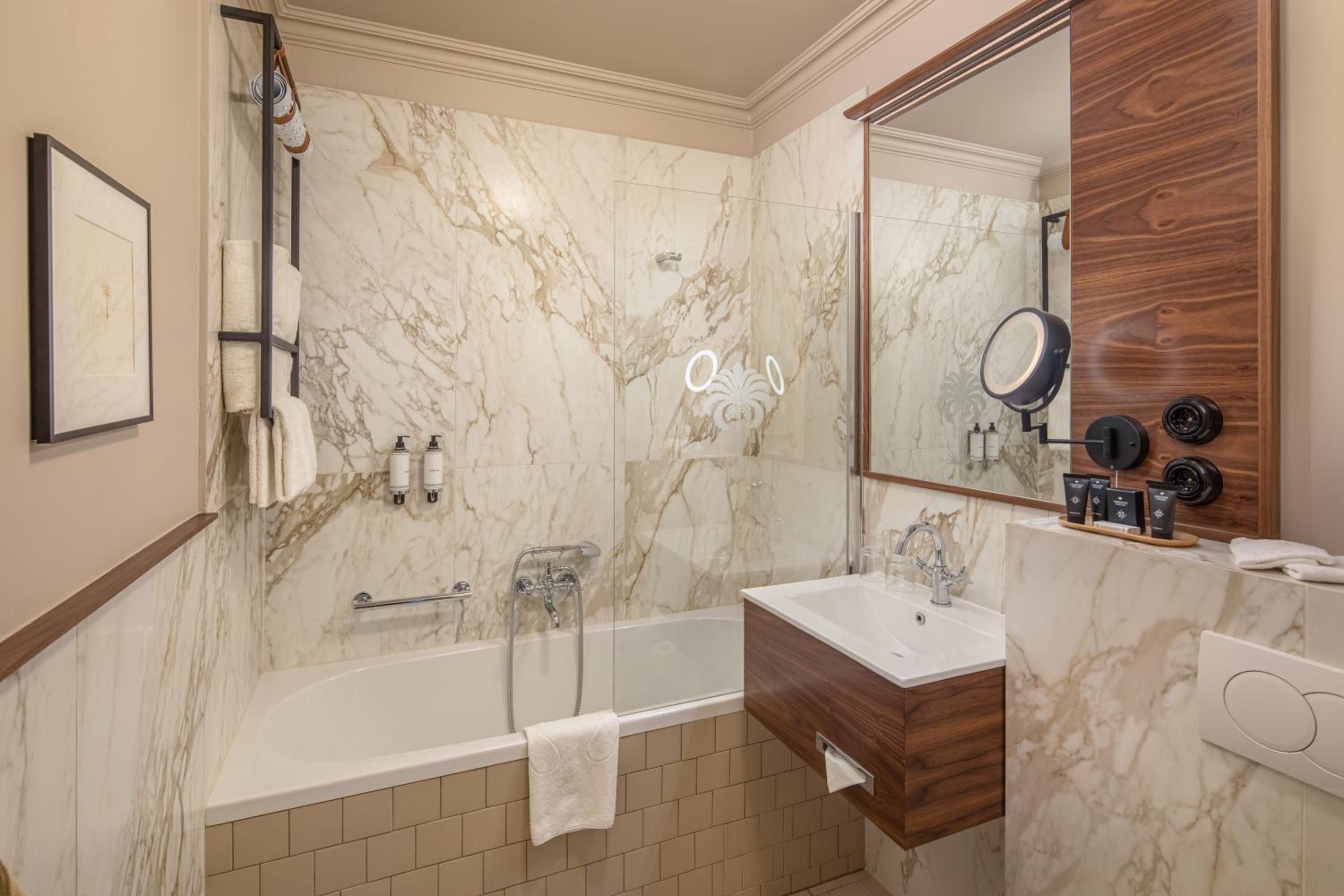 Two Bedroom Family Suite - Photo 15