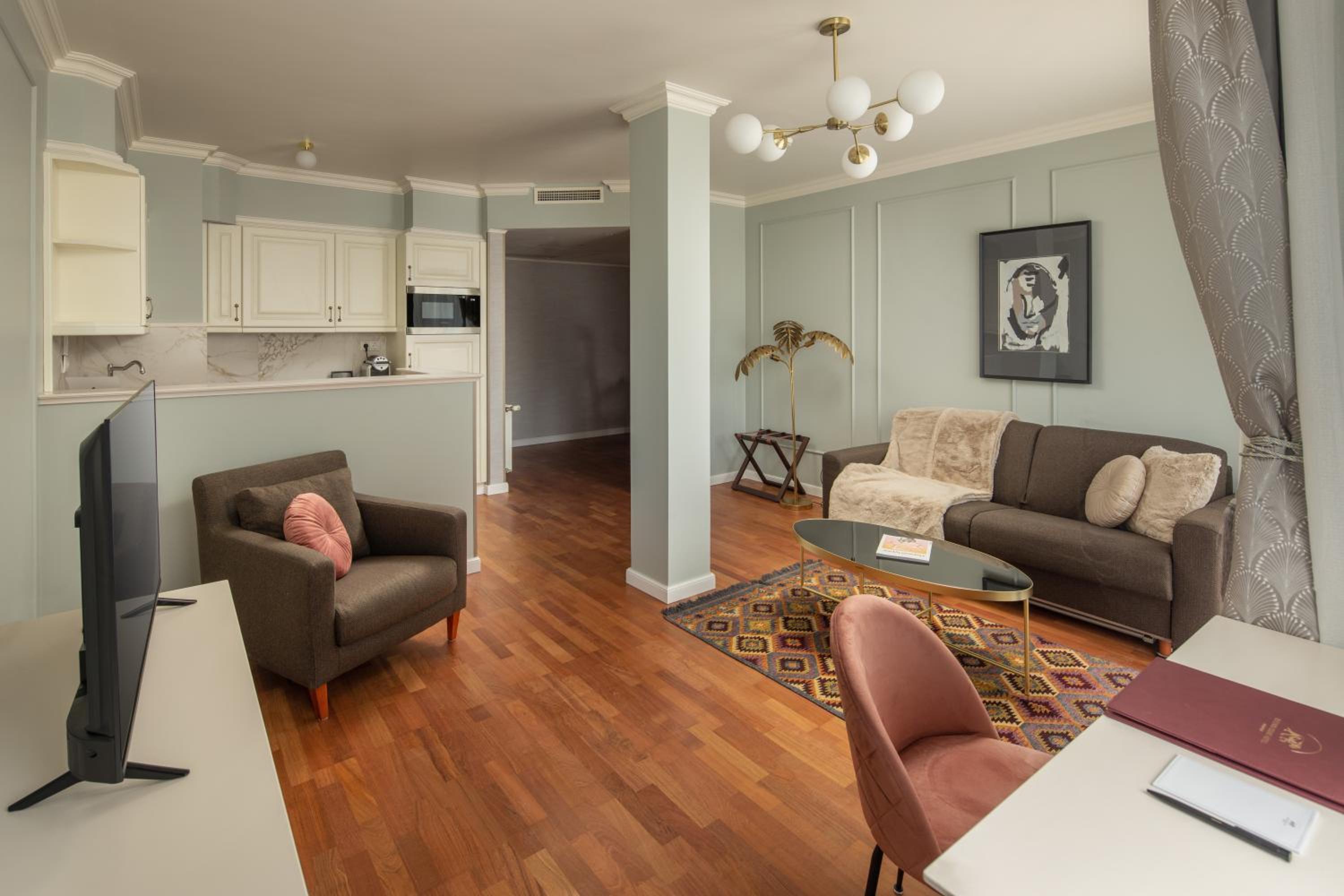 Deluxe King Suite - Photo 16