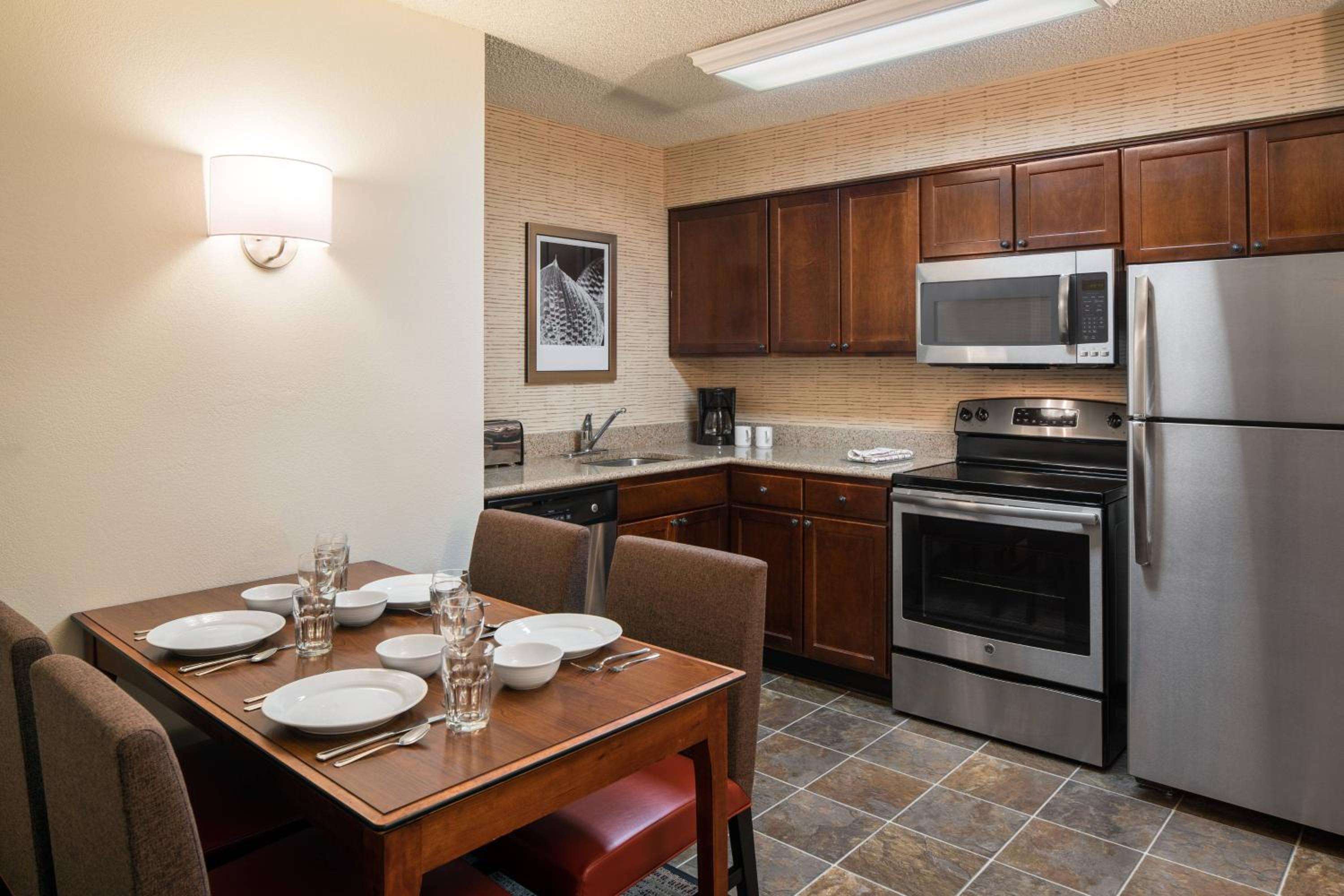 Two-Bedroom Queen Suite - Photo 2