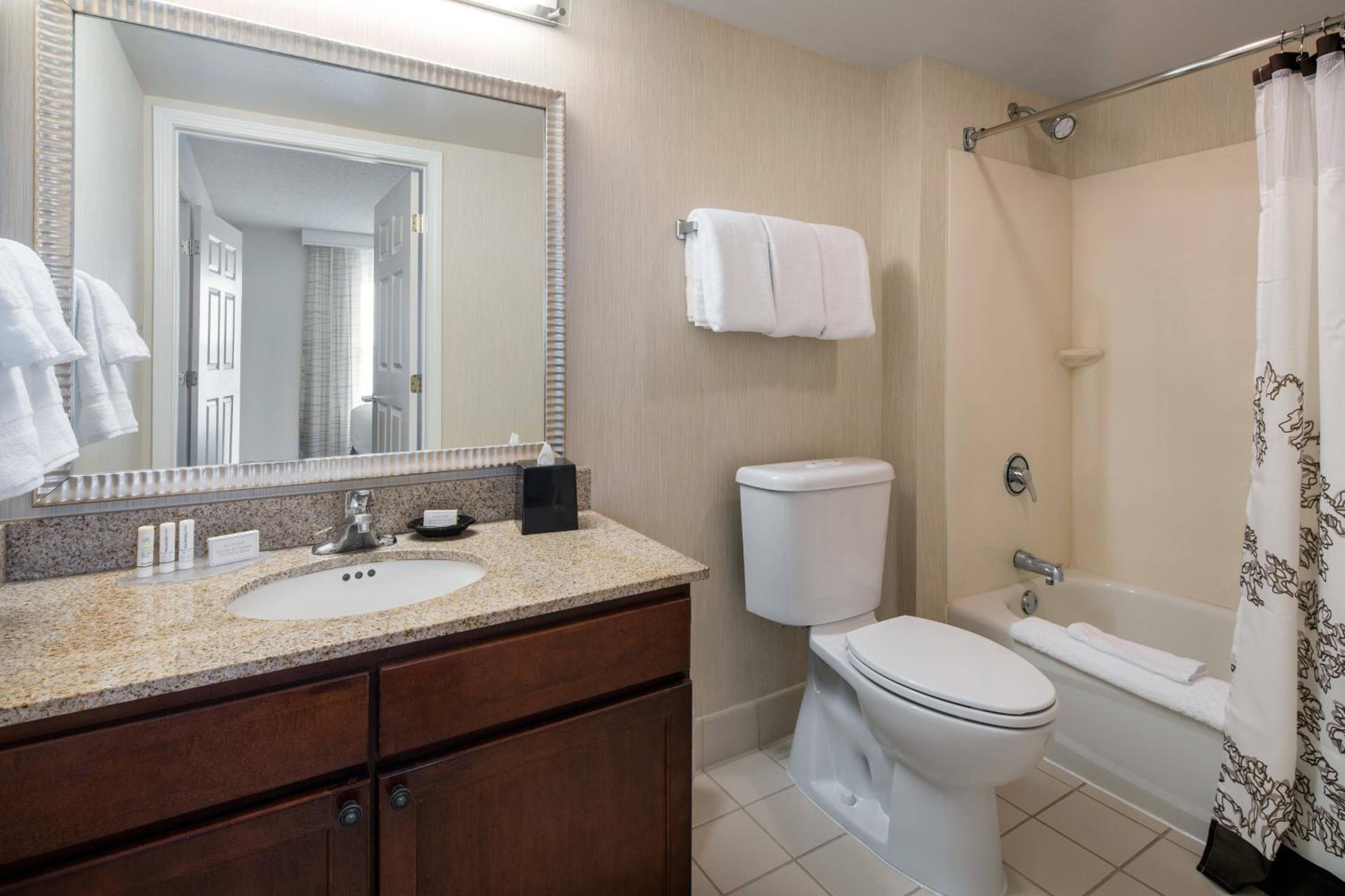 Two-Bedroom Queen Suite - Photo 5