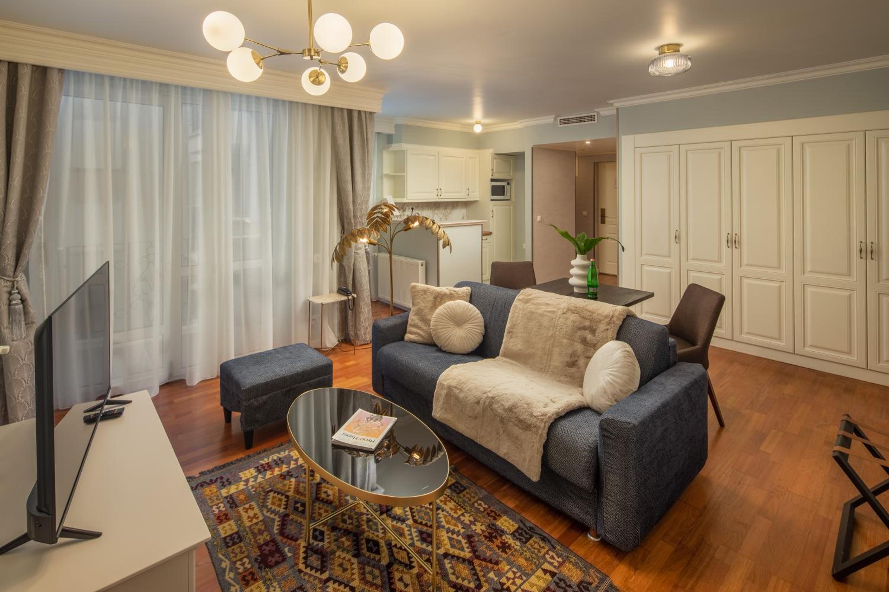 Deluxe King Suite - Photo 28