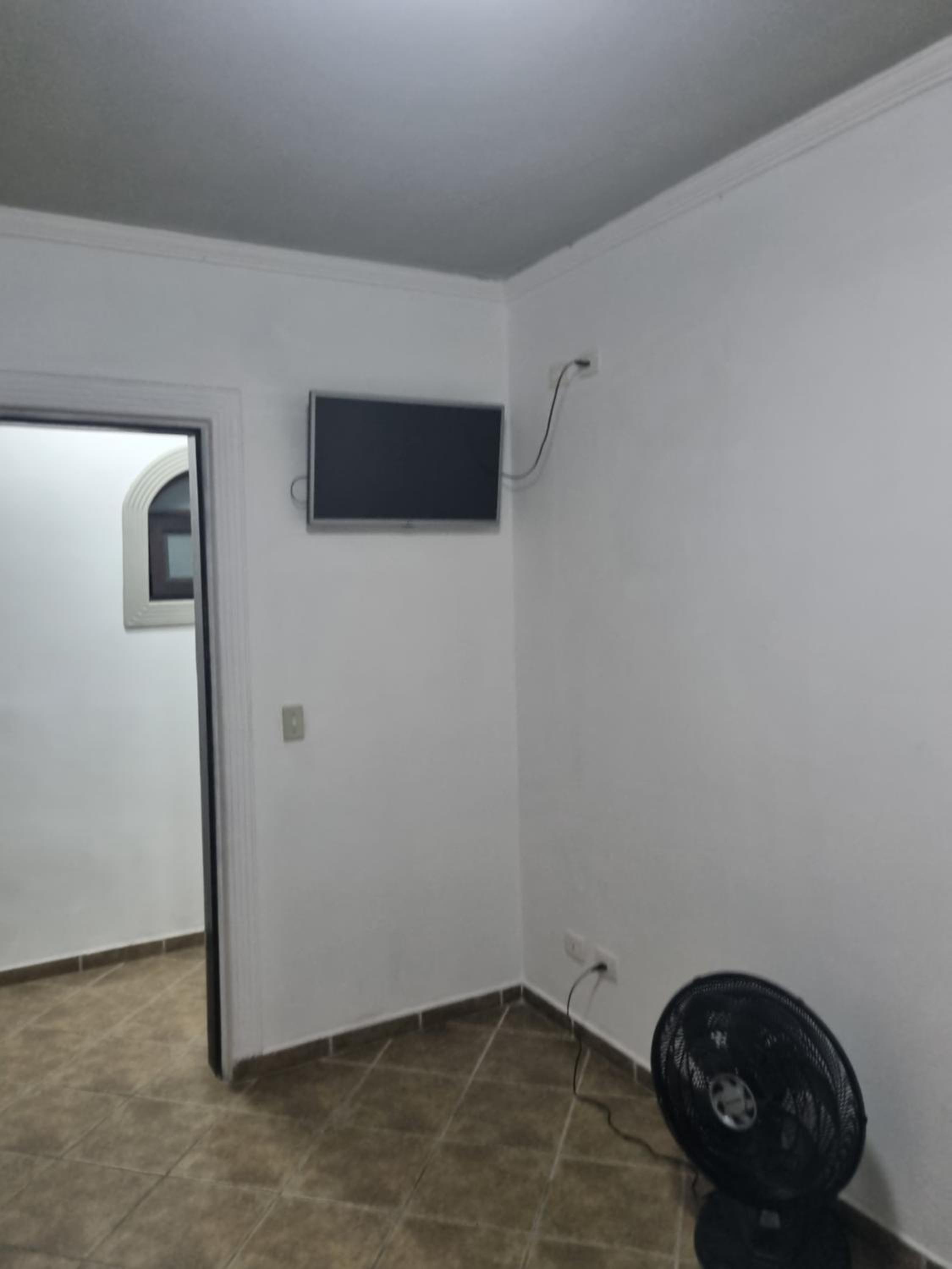 Family Room with Shared Bathroom photo 1