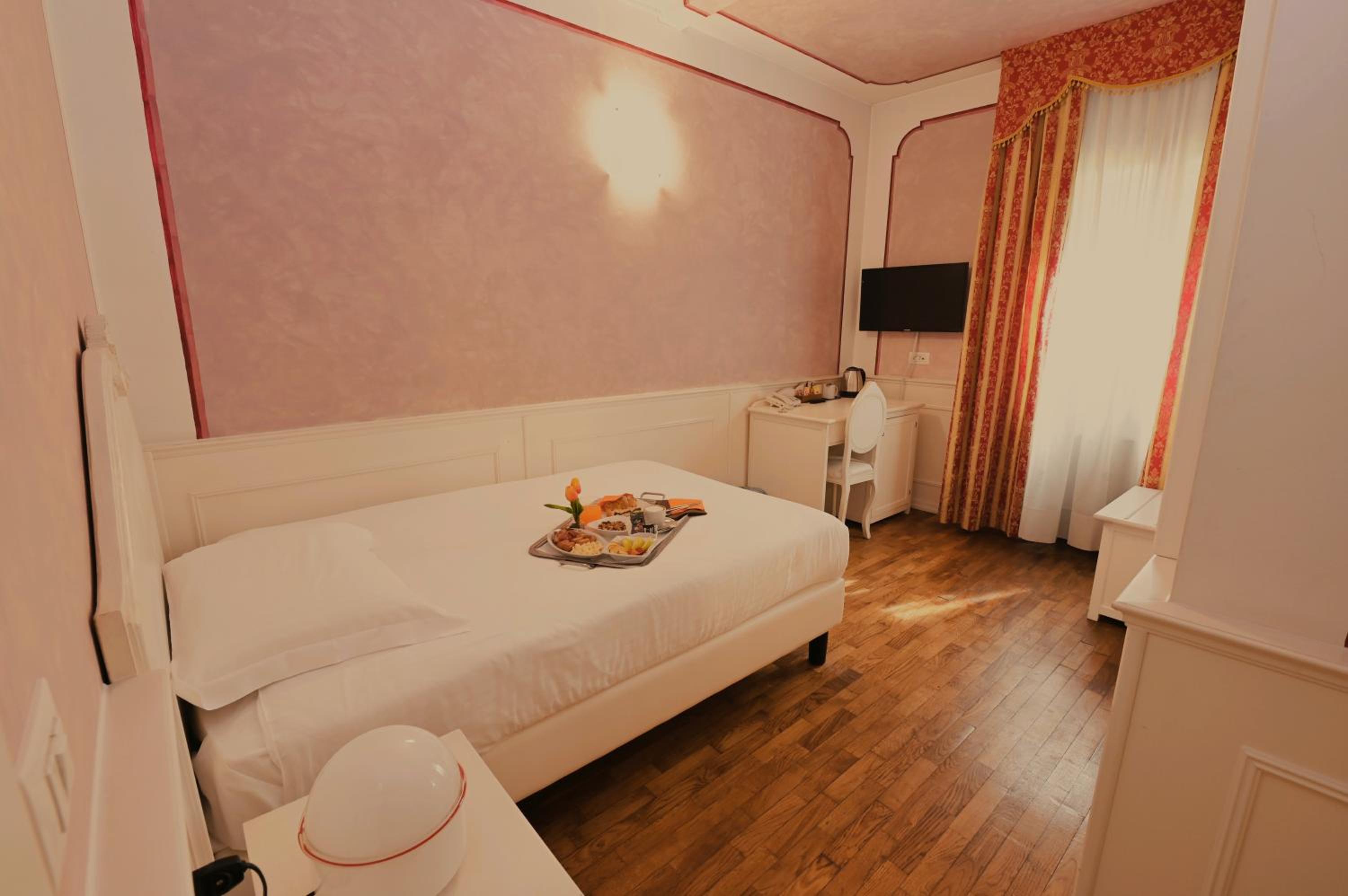 Single Room - Photo 2
