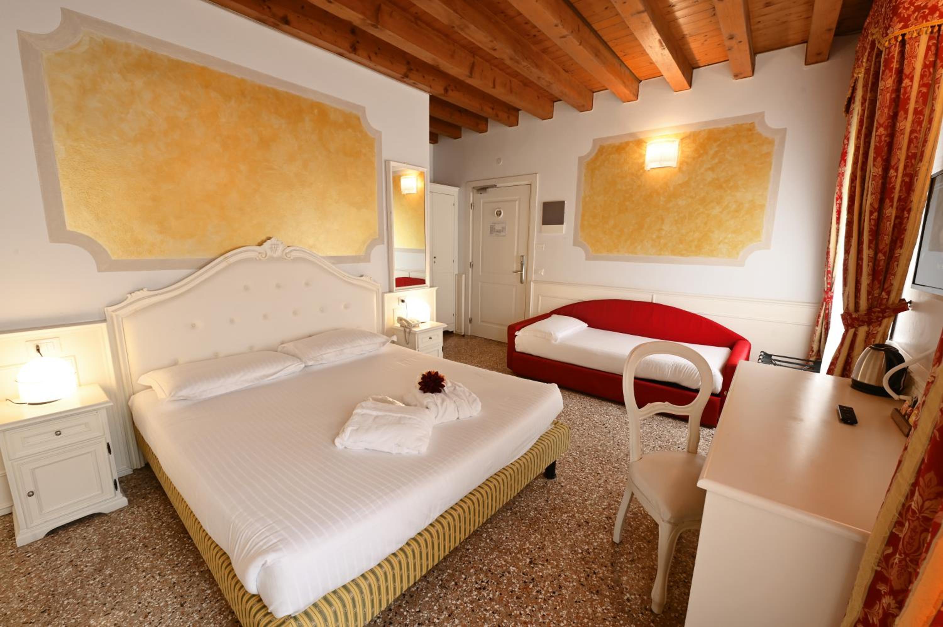 Junior Suite with Extra Bed - Photo 7