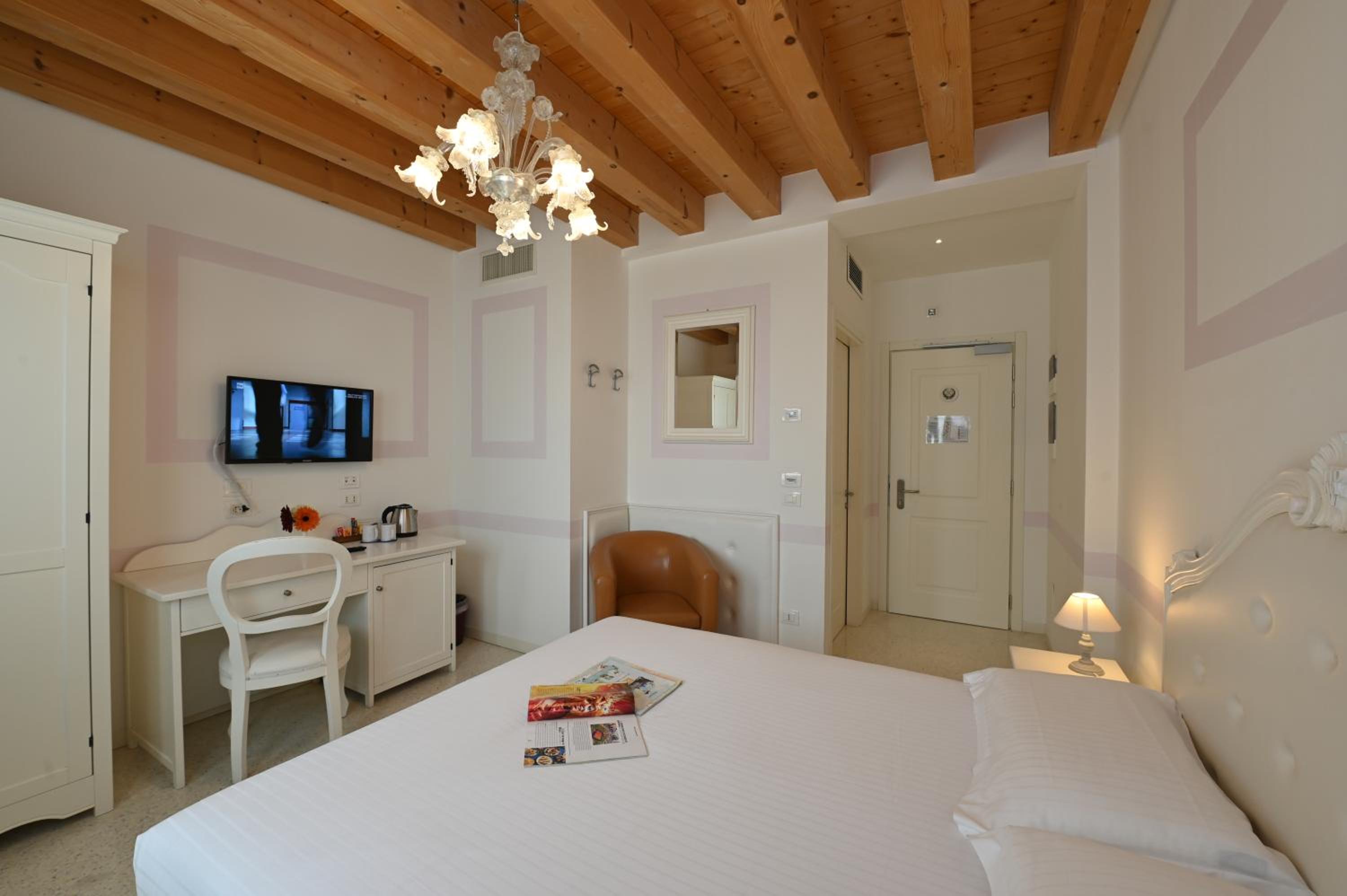 Superior Double Room with Garden View - Photo 5