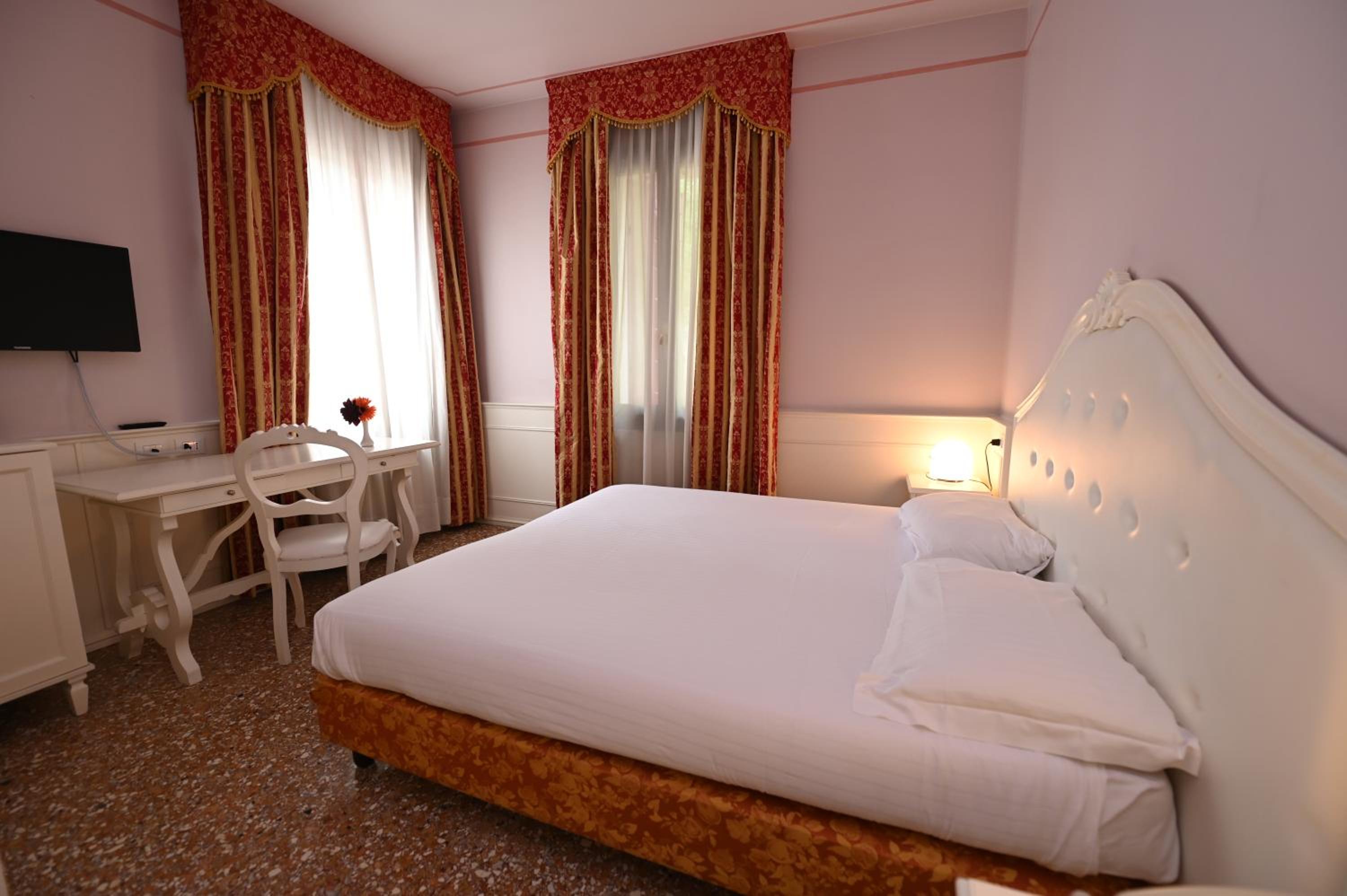 Deluxe Double Room - Photo 2