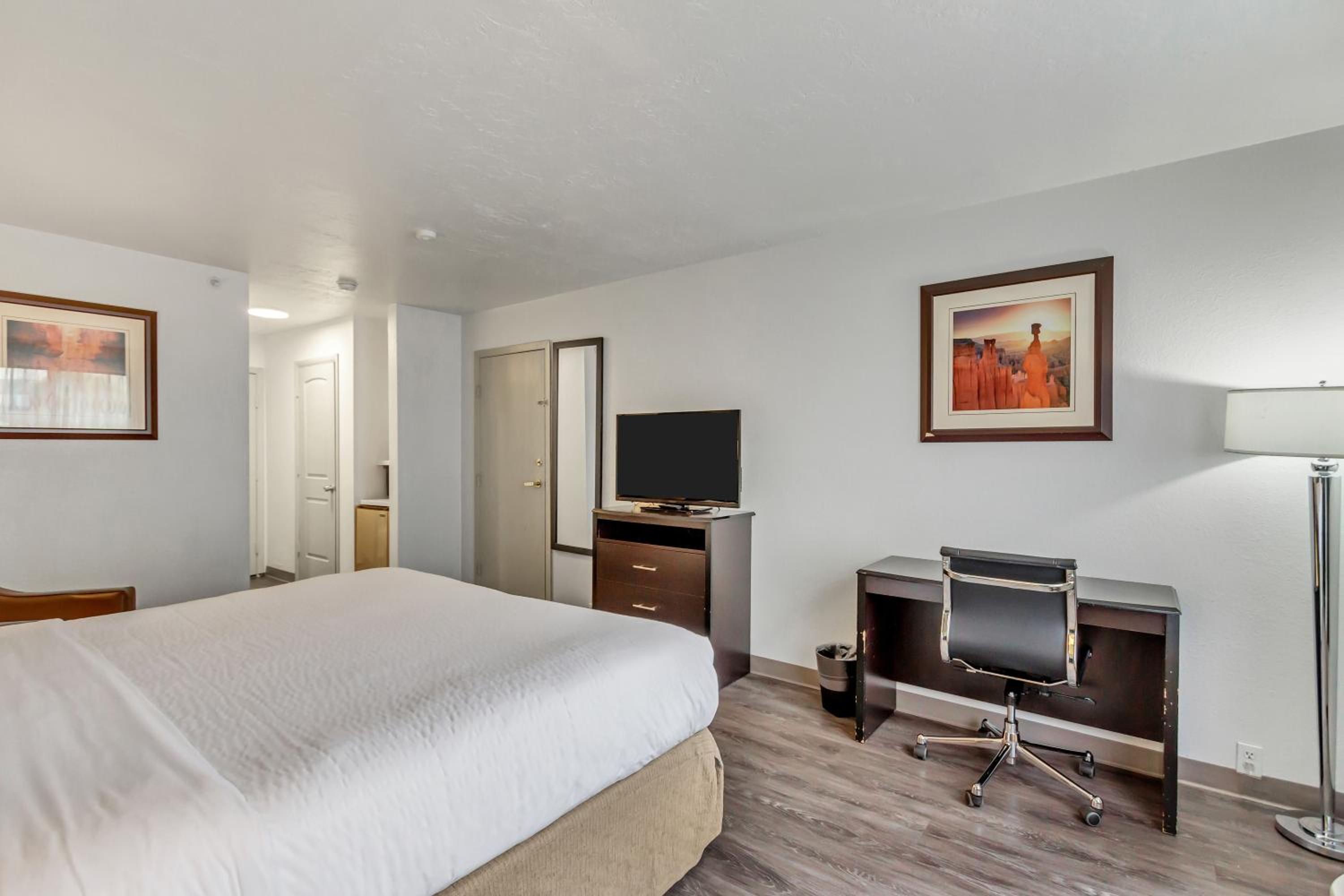 King Room - Non-Smoking - Photo 7