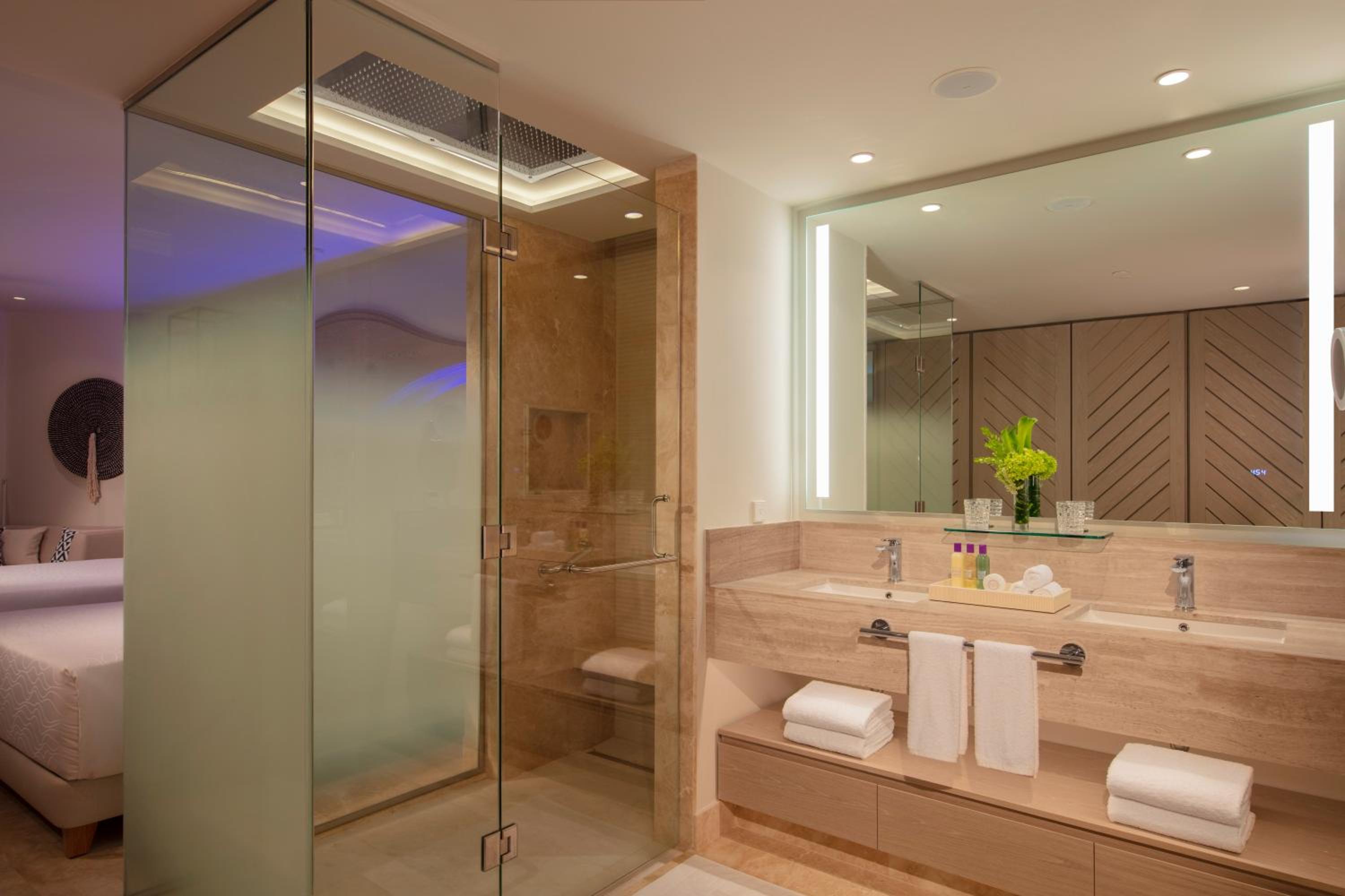 Xcelerate Junior Suite Ocean Front Double - Photo 12