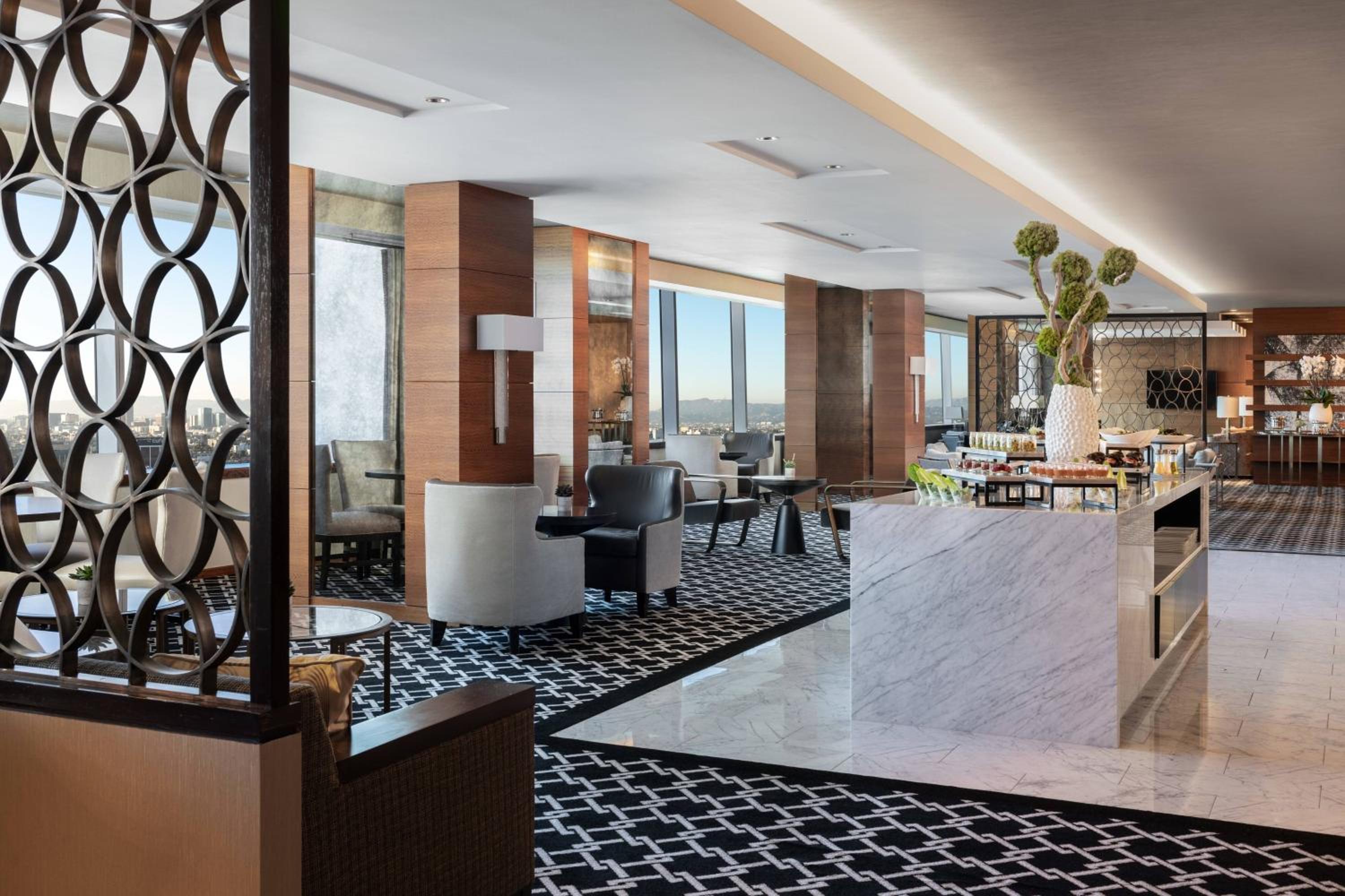 Deluxe King, Guest Room, 1 King, Club Lounge Access thumbnail 6