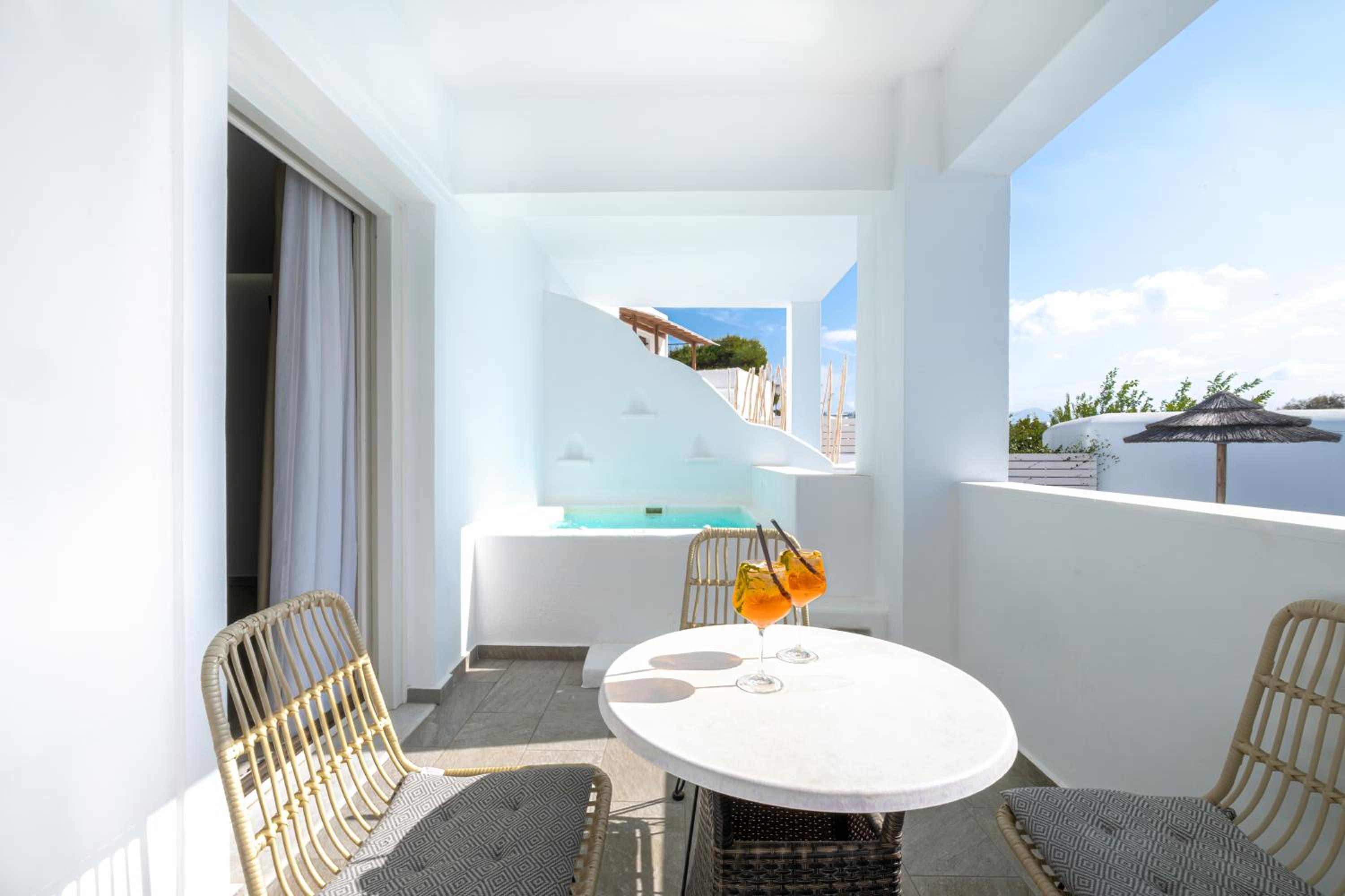 Deluxe Suite with Hot Tub and Pool View photo 3