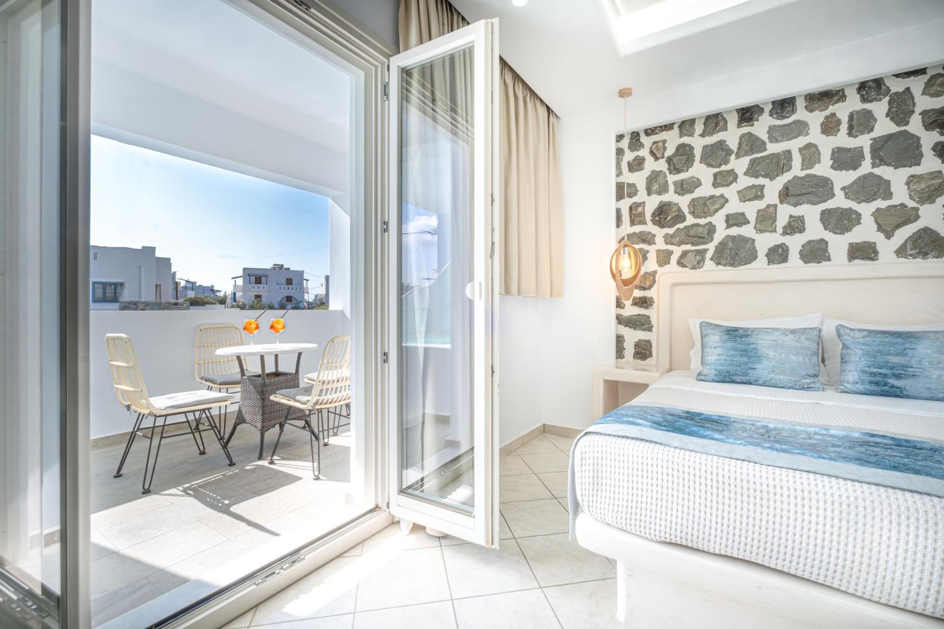 Deluxe Suite with Hot Tub and Pool View