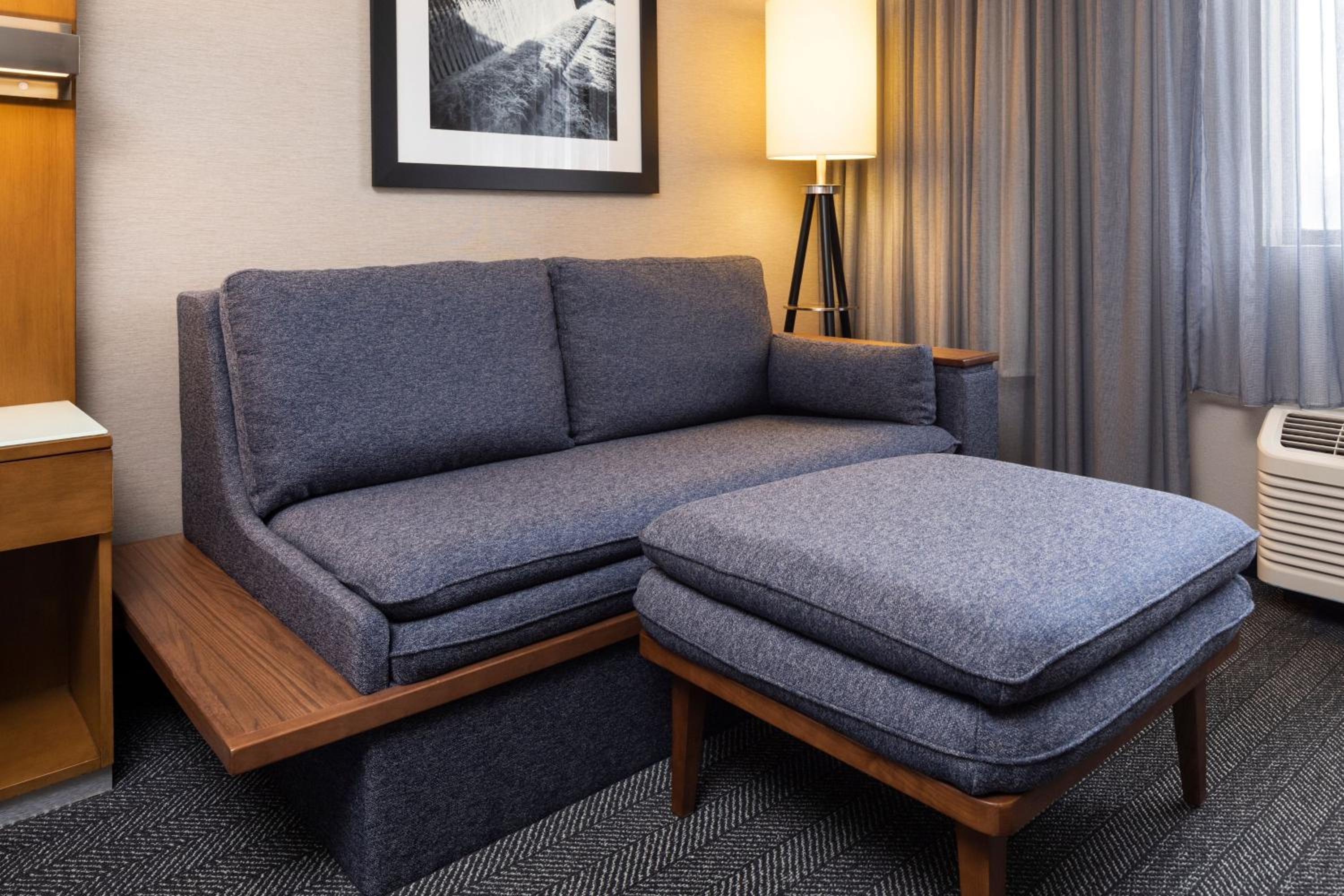 King Room with Sofa Bed - Photo 4