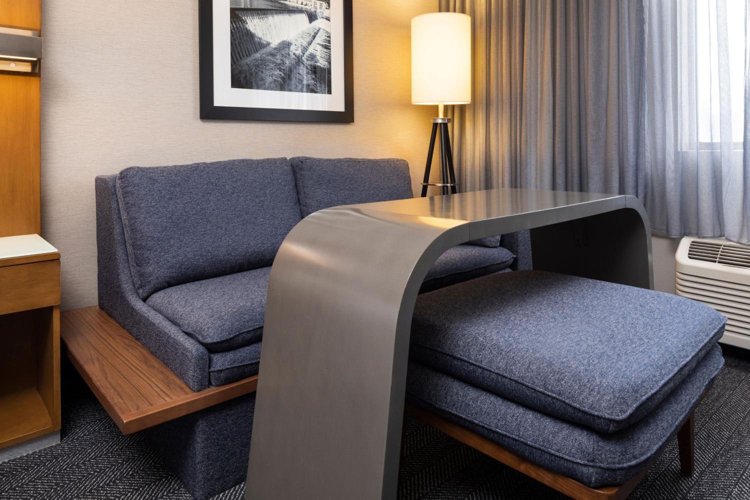 King Room with Sofa Bed - Photo 3