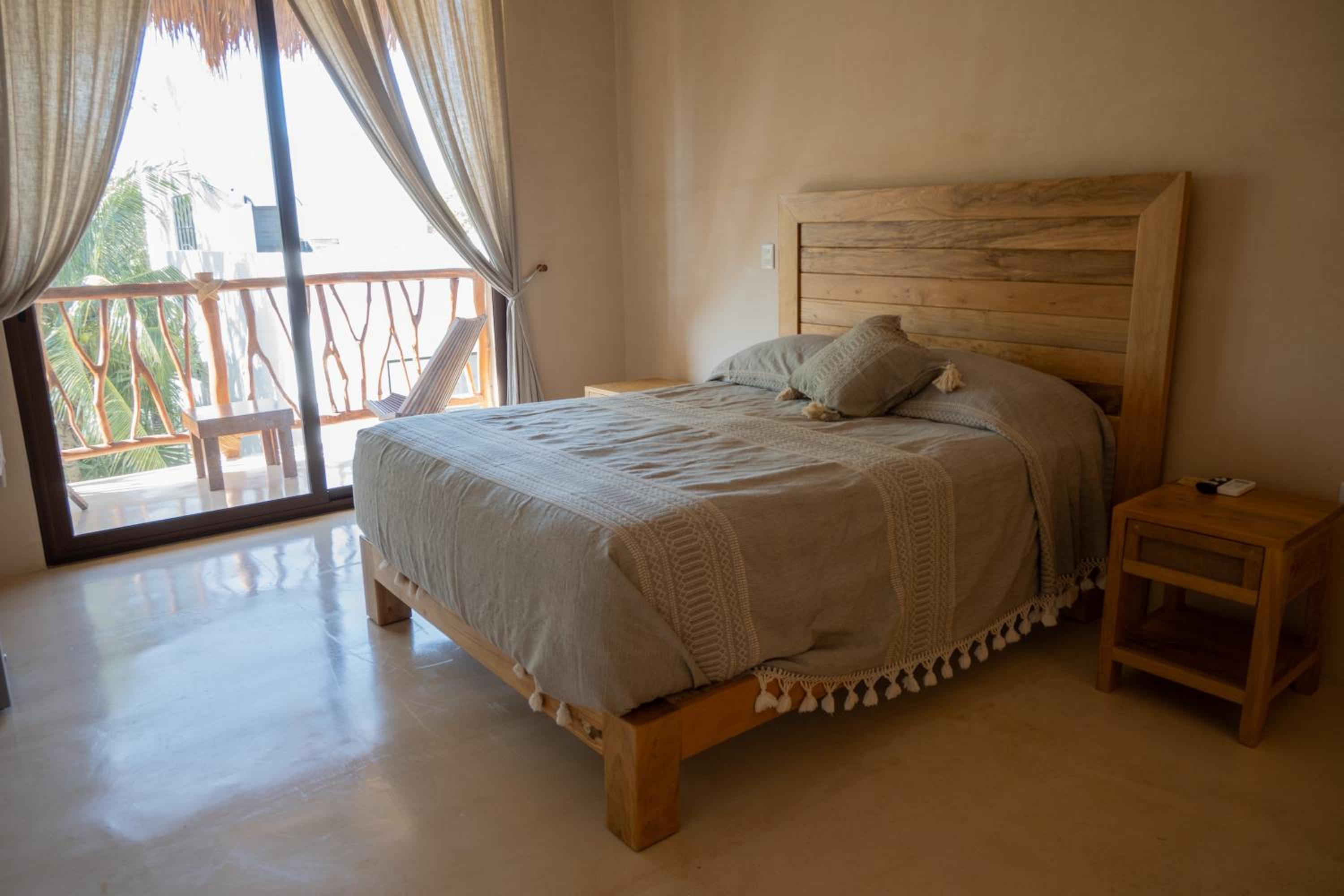 Studio with Balcony - Photo 11