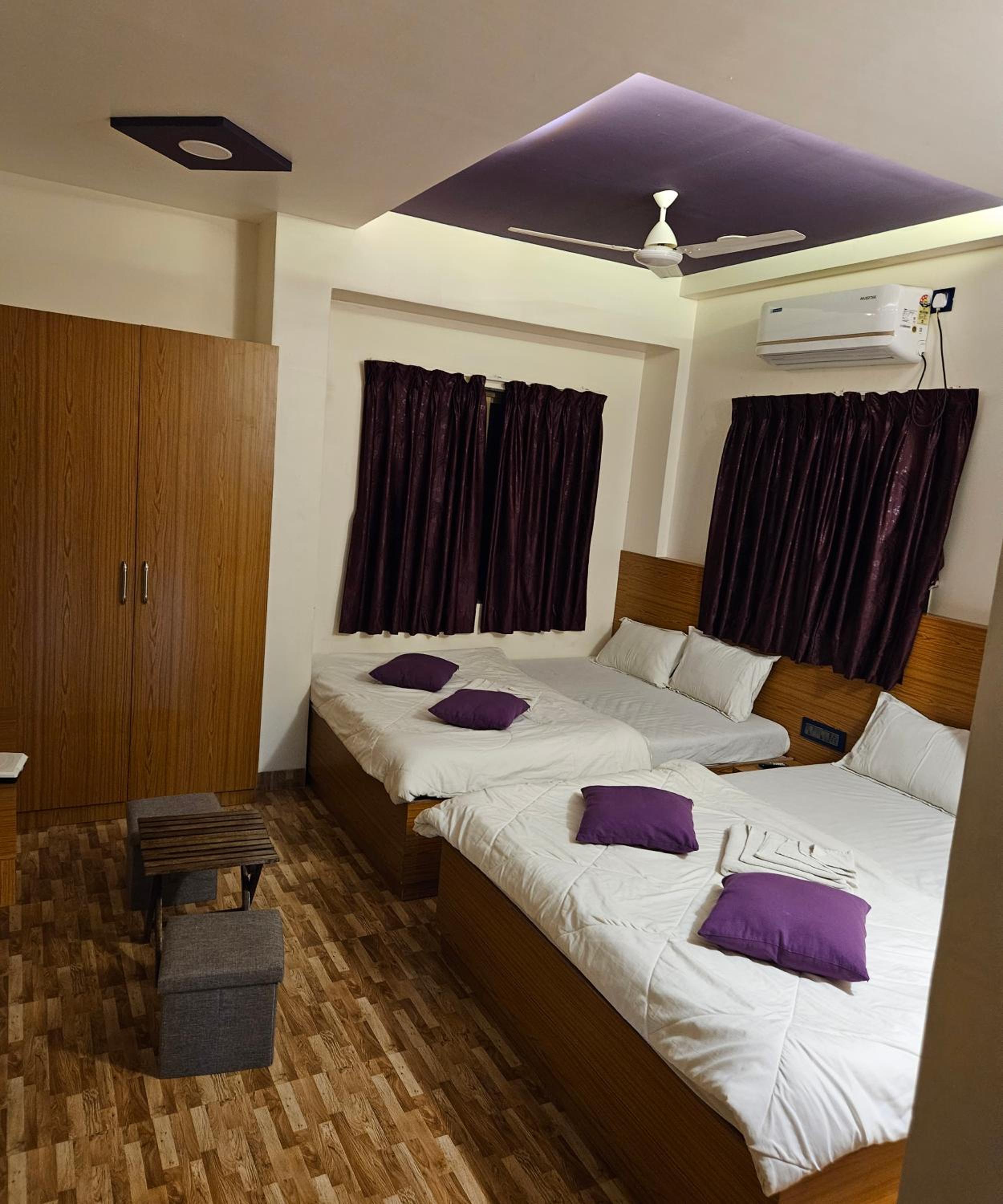 Economy Quadruple Room - Photo 13